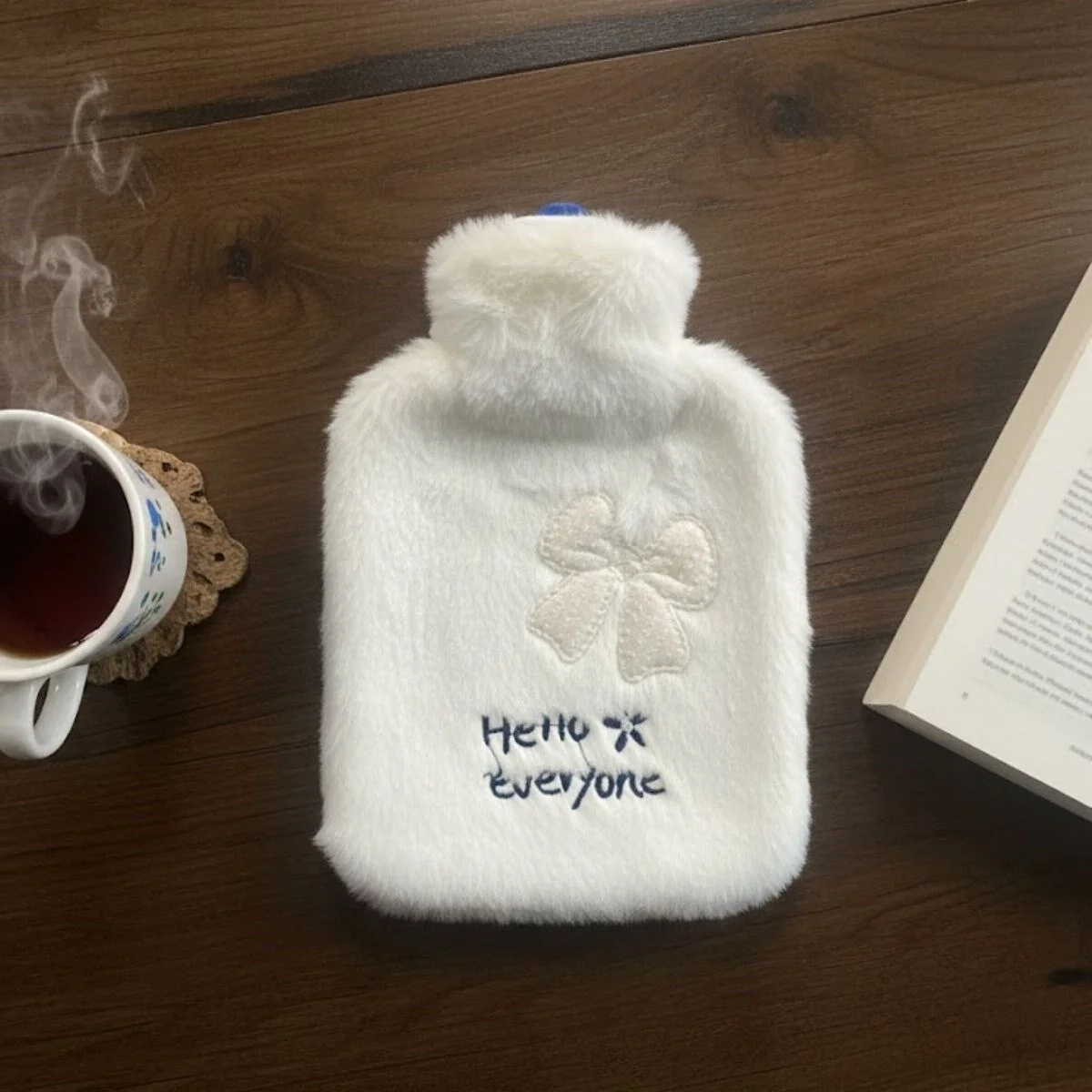 Hello Everyone Yazılı Kurdeleli Beyaz Peluş Sıcak Su Torbası 1 Lt – Yumuşak Kılıf, Uzun Süre Sıcak Tutan Termal Su Torbası Hello Everyone Yazılı Kurdeleli Beyaz Peluş Sıcak Su Torbası 1 Lt – Yumuşak Kılıf, Uzun Süre Sıcak Tutan Termal Su Torbası