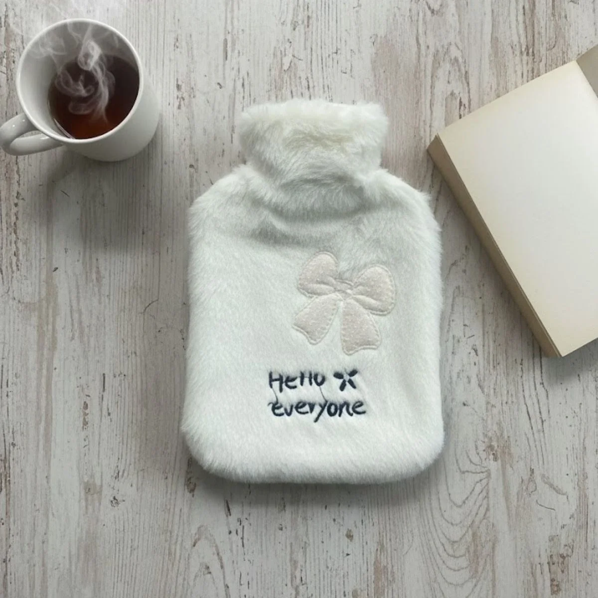 Hello Everyone Yazılı Kurdeleli Beyaz Peluş Sıcak Su Torbası 1 Lt – Yumuşak Kılıf, Uzun Süre Sıcak Tutan Termal Su Torbası Bx40 Fiyatı, Yorumları ve Özellikleri
