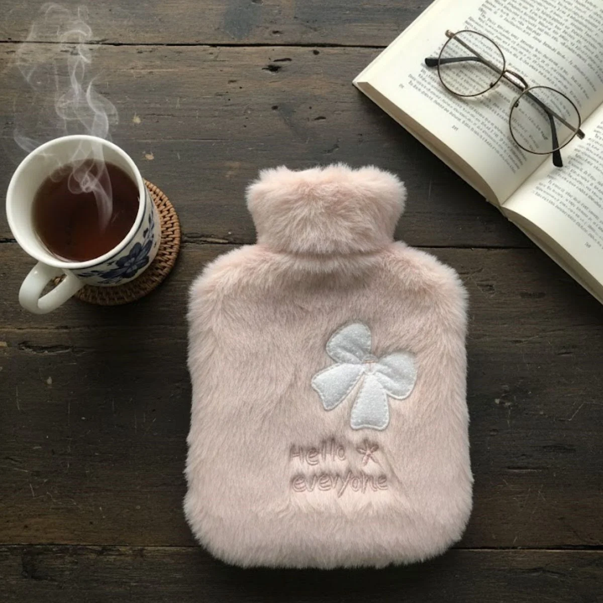 Hello Everyone Yazılı Kurdeleli Pembe Peluş Sıcak Su Torbası 1 Lt – Yumuşak Kılıf, Uzun Süre Sıcak Tutan Termal Su Torbası Hello Everyone Yazılı Kurdeleli Pembe Peluş Sıcak Su Torbası 1 Lt – Yumuşak Kılıf, Uzun Süre Sıcak Tutan Termal Su Torbası