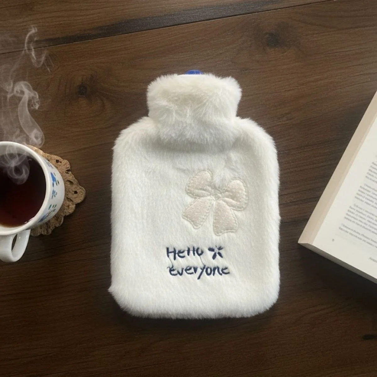 Hello Everyone Yazılı Kurdeleli Beyaz Peluş Sıcak Su Torbası 1 Lt – Yumuşak Kılıf, Uzun Süre Sıcak Tutan Termal Su Torbası Bx40 Fiyatı, Yorumları ve Özellikleri