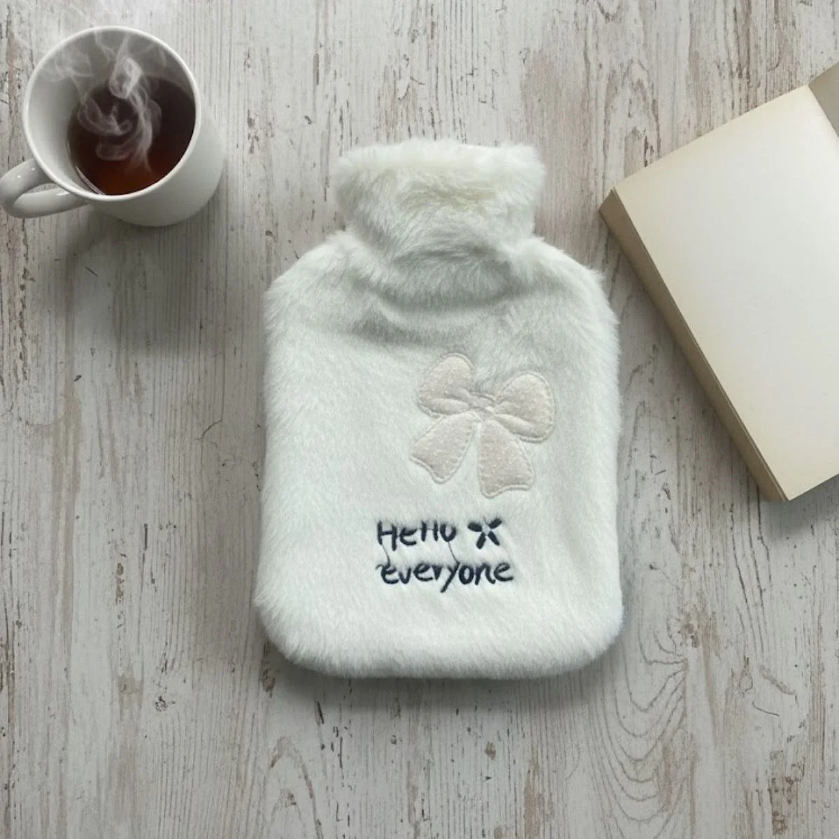 Hello Everyone Yazılı Kurdeleli Beyaz Peluş Sıcak Su Torbası 1 Lt – Yumuşak Kılıf, Uzun Süre Sıcak Tutan Termal Su Torbası Hello Everyone Yazılı Kurdeleli Beyaz Peluş Sıcak Su Torbası 1 Lt – Yumuşak Kılıf, Uzun Süre Sıcak Tutan Termal Su Torbası
