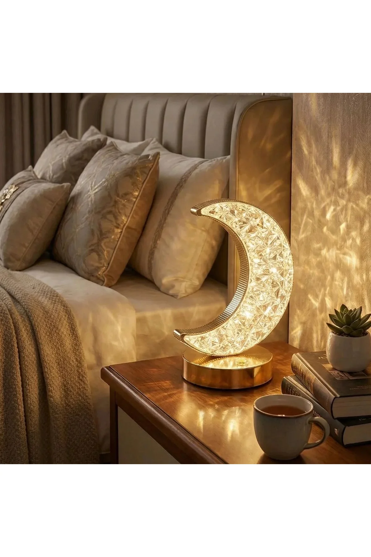 Hilal AY Model Kristal LED Masa Lambası – Dokunmatik, 3 Renk Işık Modlu, Şarjlı Mini Dekoratif Gece Hilal AY Model Kristal LED Masa Lambası – Dokunmatik, 3 Renk Işık Modlu, Şarjlı Mini Dekoratif Gece