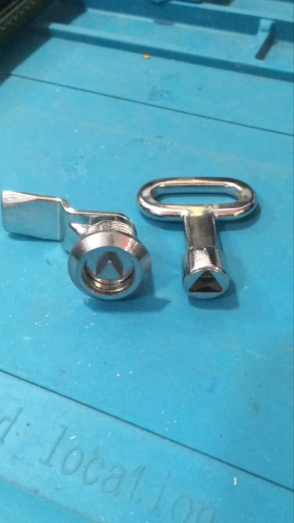 Hisar Mini Mandallı Üçgen Anahtarlı Pano Kilit