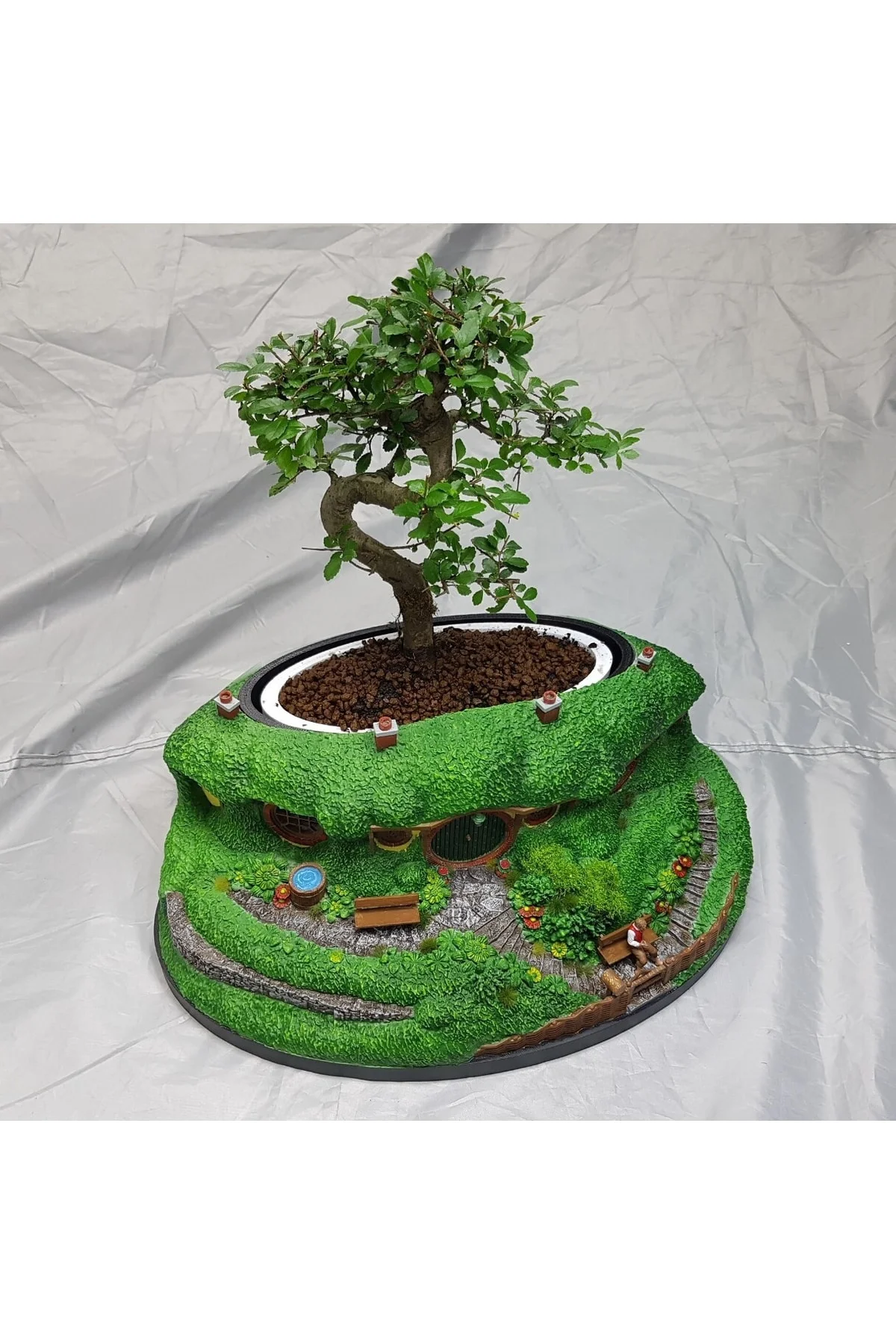 Hobbit Evi Ve Bilbo Baggins Boyalı Figür Büyük Boy (20 Cm Çap)