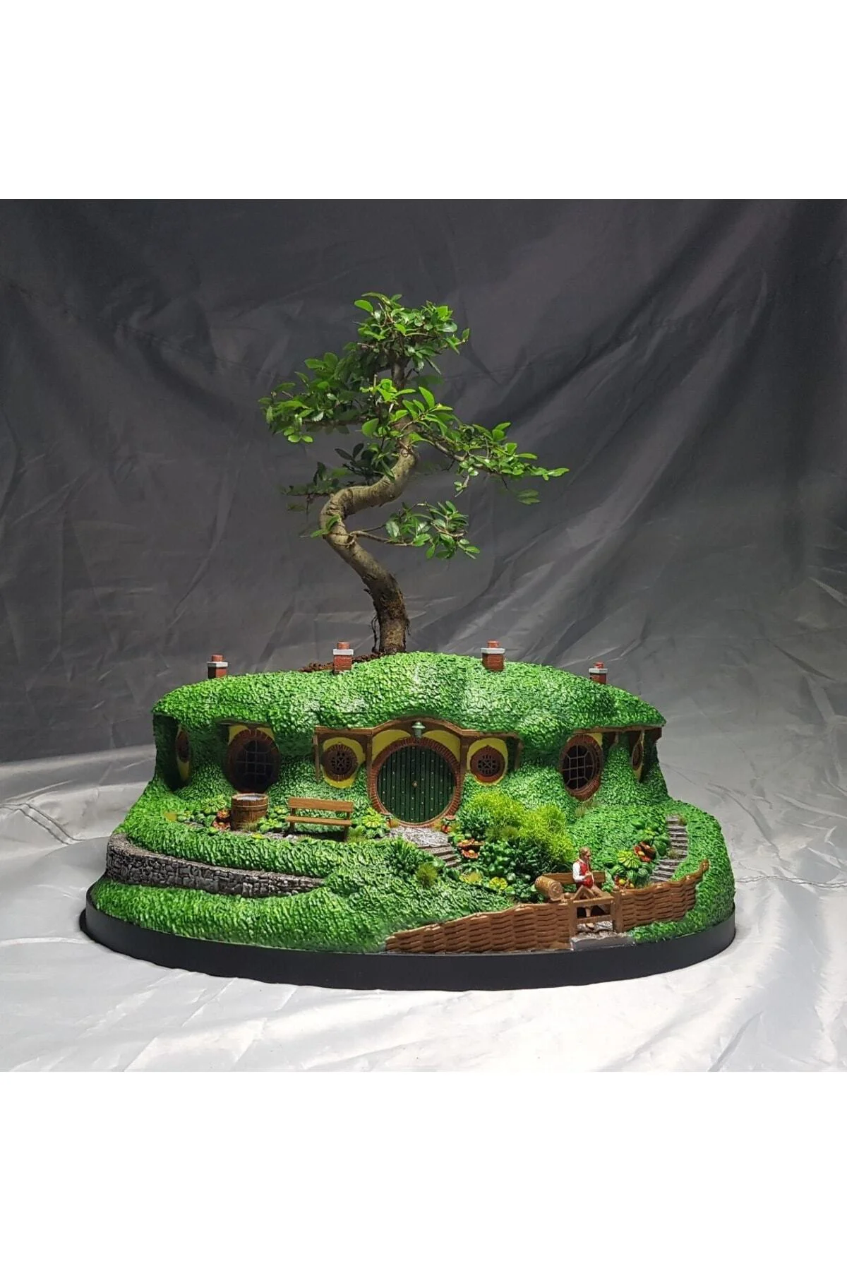 Hobbit Evi Ve Bilbo Baggins Boyalı Figür Büyük Boy (20 Cm Çap)