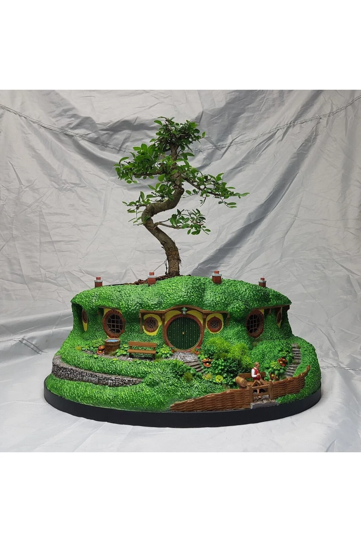 Hobbit Evi Ve Bilbo Baggins Boyalı Figür Büyük Boy (20 Cm Çap)