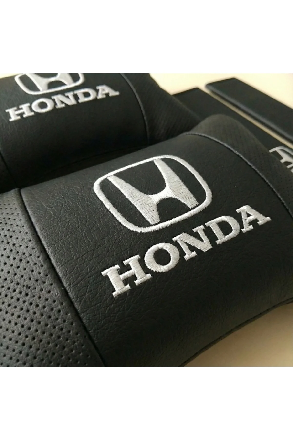 Honda Beyaz Nakışlı Oto Boyun Yastığı + Emniyet Kemer Pedi Seti Siyah Deri Araç İçi Konfor Honda Beyaz Nakışlı Oto Boyun Yastığı + Emniyet Kemer Pedi Seti Siyah Deri Araç İçi Konfor - Görsel 2