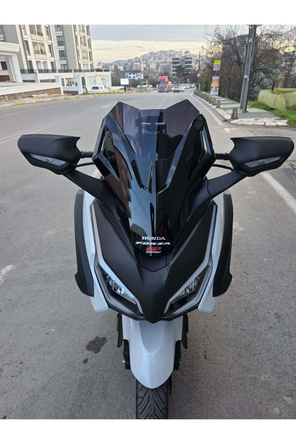 Honda Forza 250 Ön Cam 2021-2026 Model 43cm Siyah Renkli 4mm