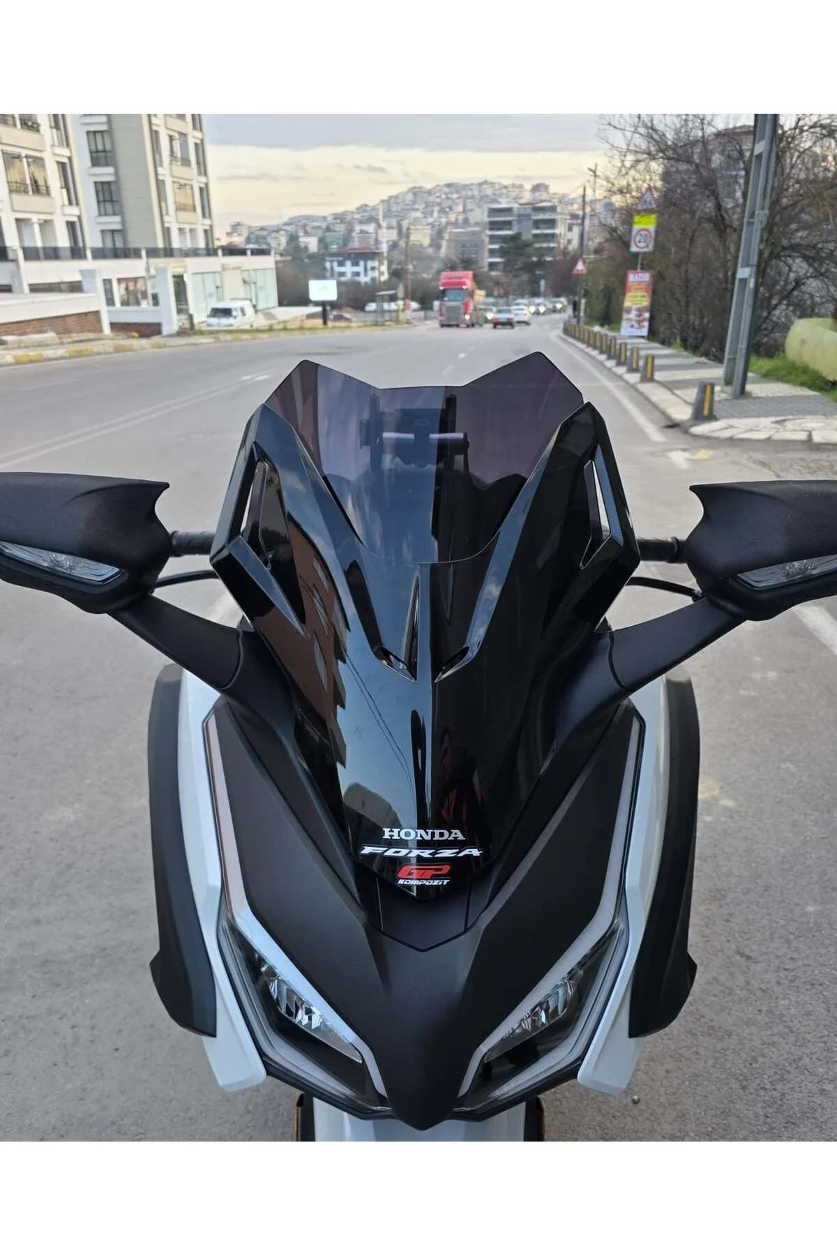 Honda Forza 250 Ön Cam 2021-2026 Model 43cm Siyah Renkli 4mm