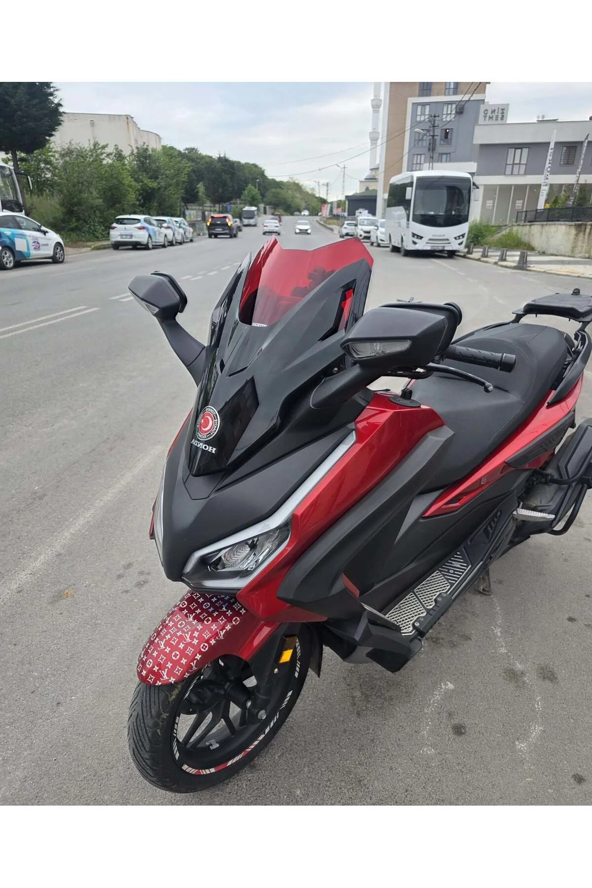 Honda Forza 250 Ön Cam 2021-2026 Model 43cm Kırmızı Renkli 4mm