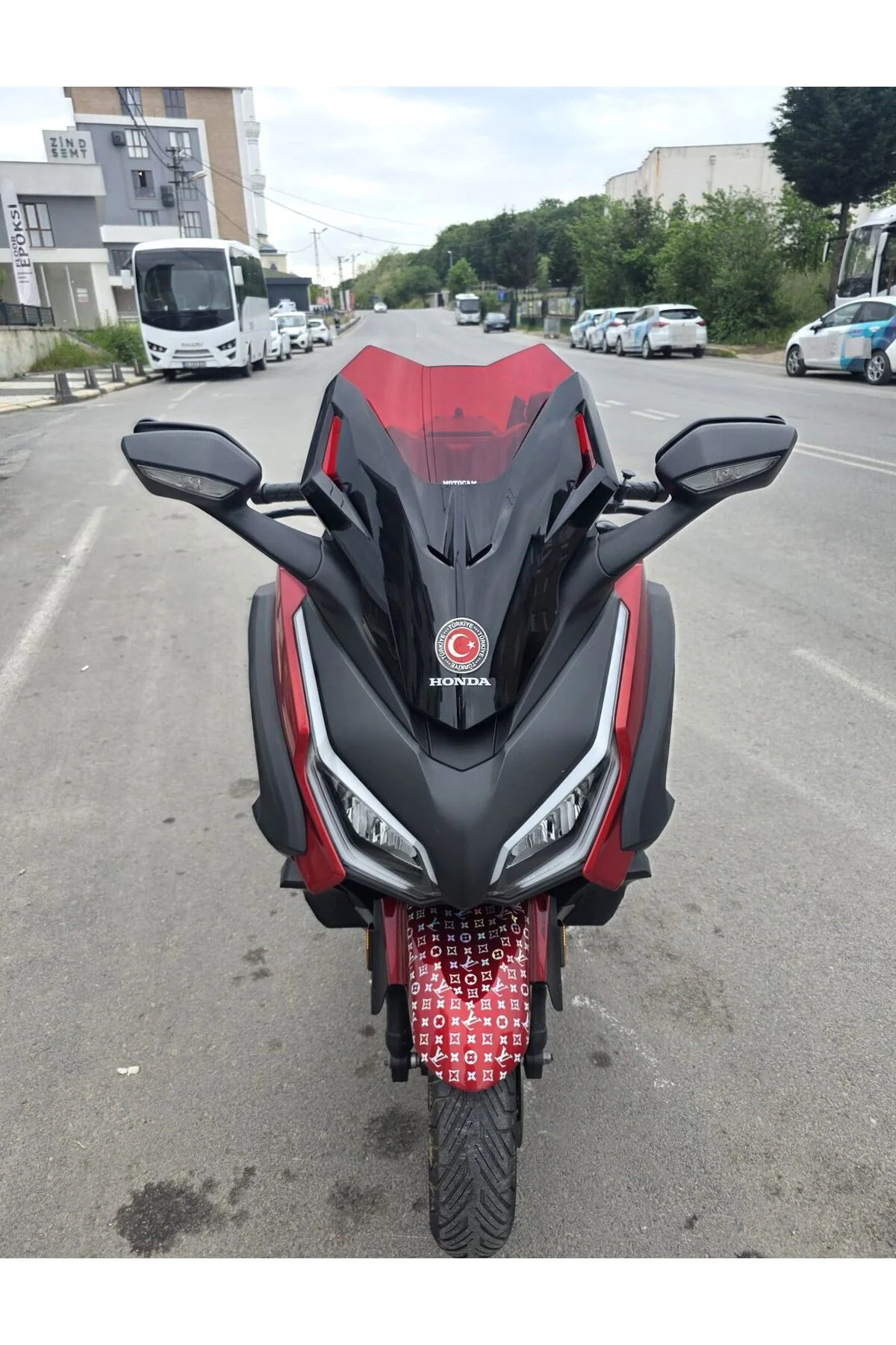 Honda Forza 250 Ön Cam 2021-2026 Model 43cm Kırmızı Renkli 4mm