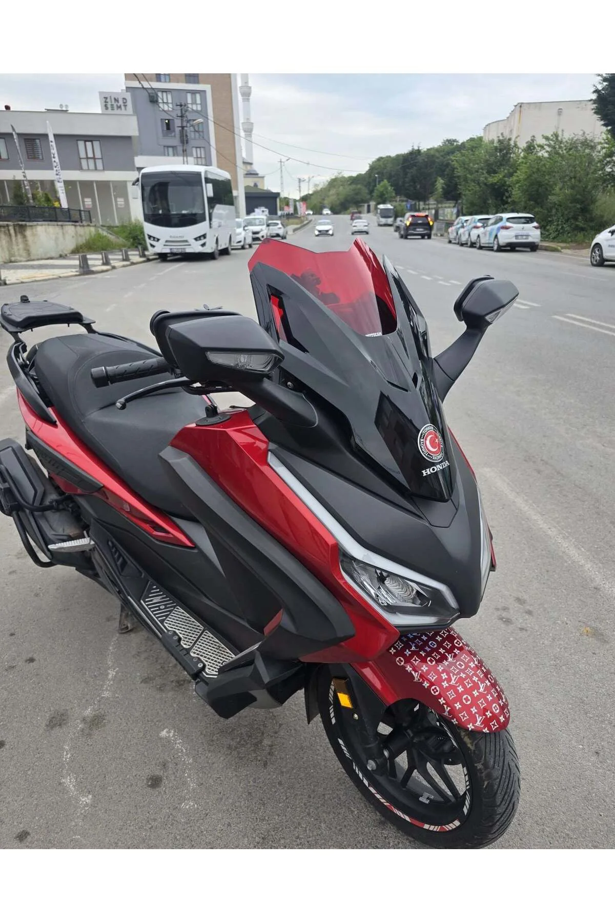 Honda Forza 250 Ön Cam 2021-2026 Model 43cm Kırmızı Renkli 4mm