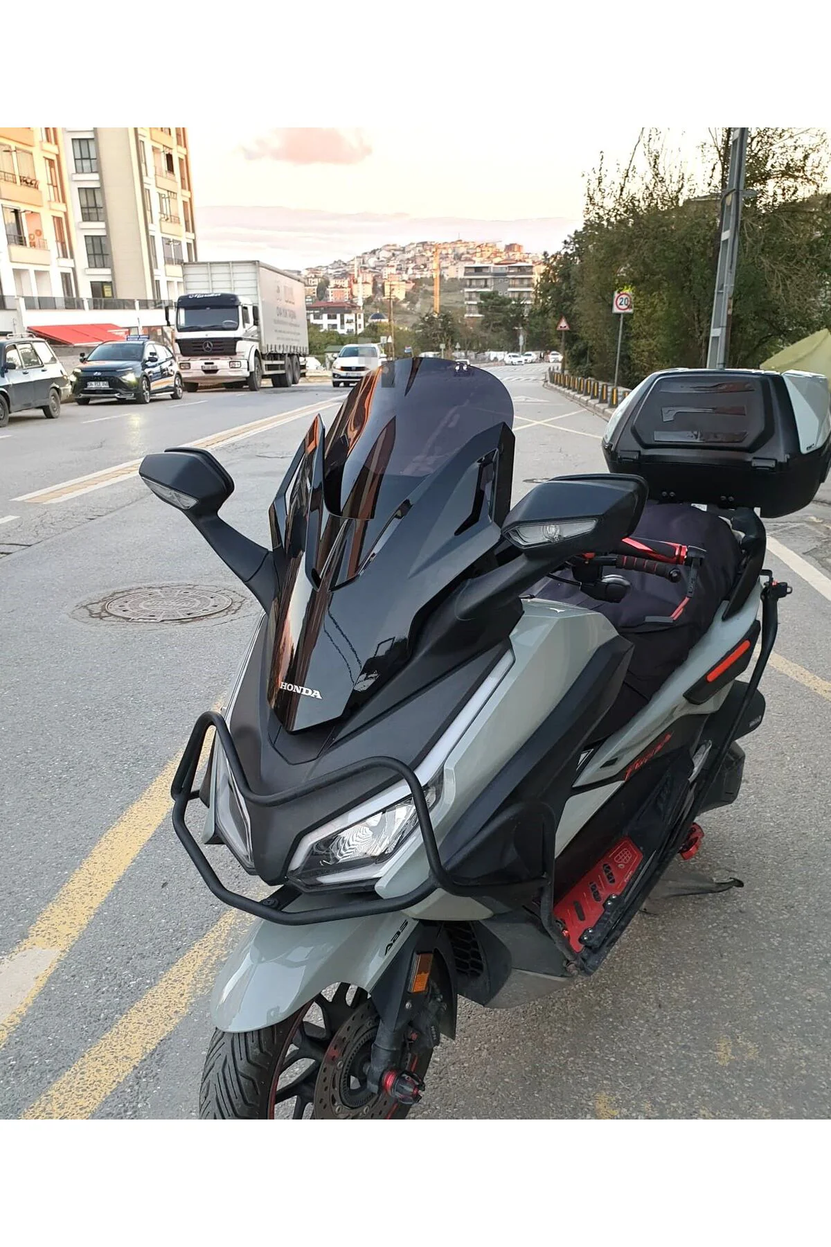 Honda Forza 250 Ön Cam 2021-2026 Model 47cm Siyah Renkli 4mm YOKT