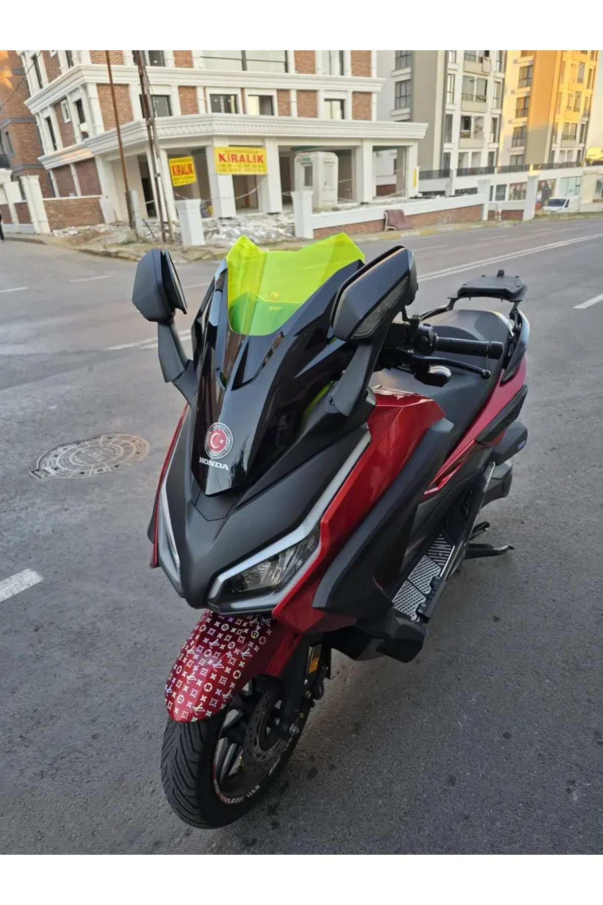 Honda Forza 250 Ön Cam 2021-2026 Model 43cm Neon Sarı Renkli 4mm