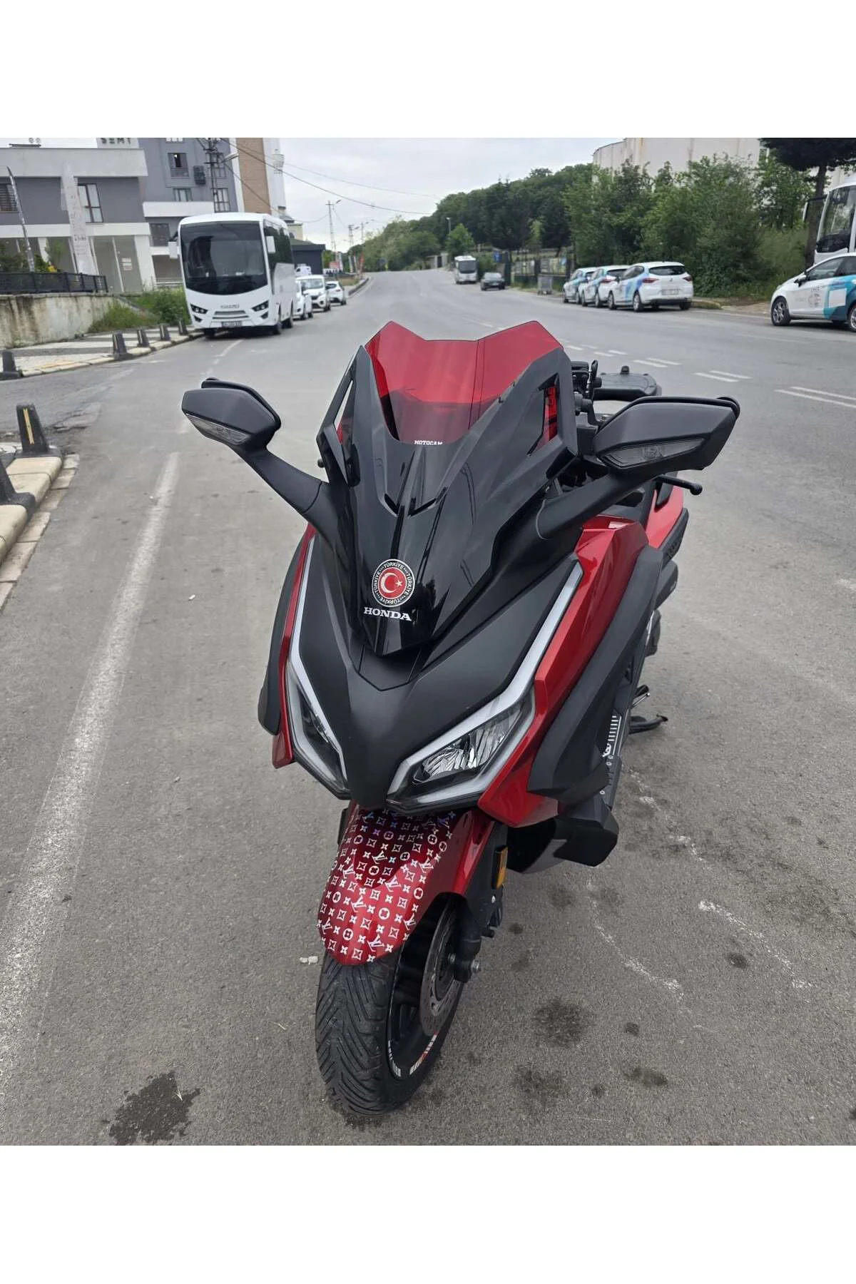 Honda Forza 250 Ön Cam 2021-2026 Model 43cm Kırmızı Renkli 4mm