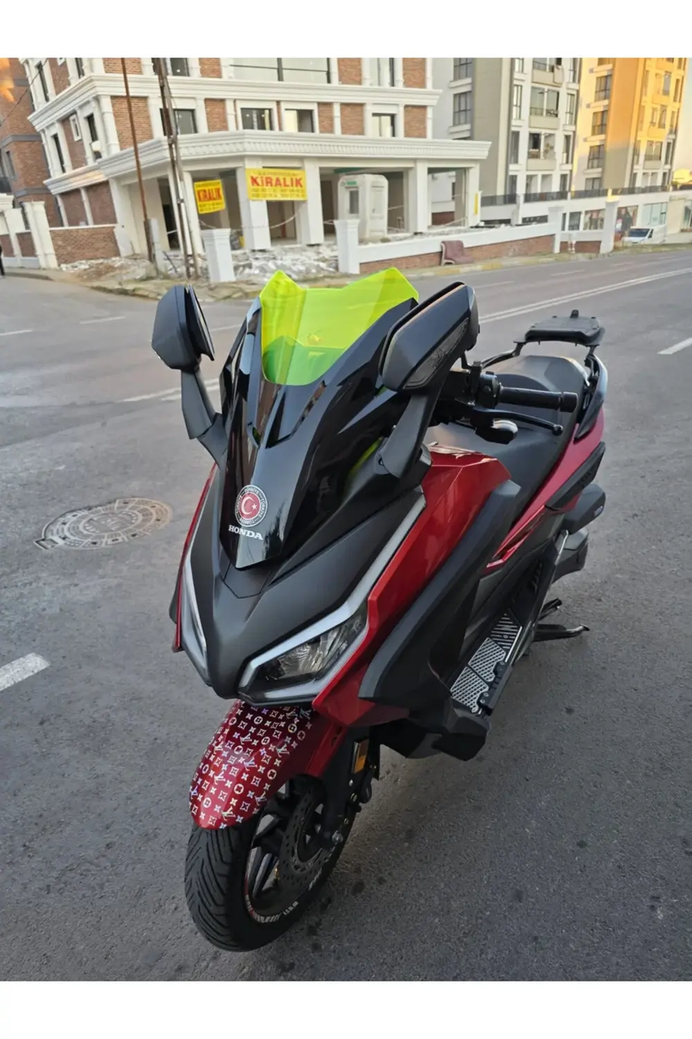 Honda Forza 250 Ön Cam 2021-2025 Model 43cm Neon Sarı Renkli 4mm