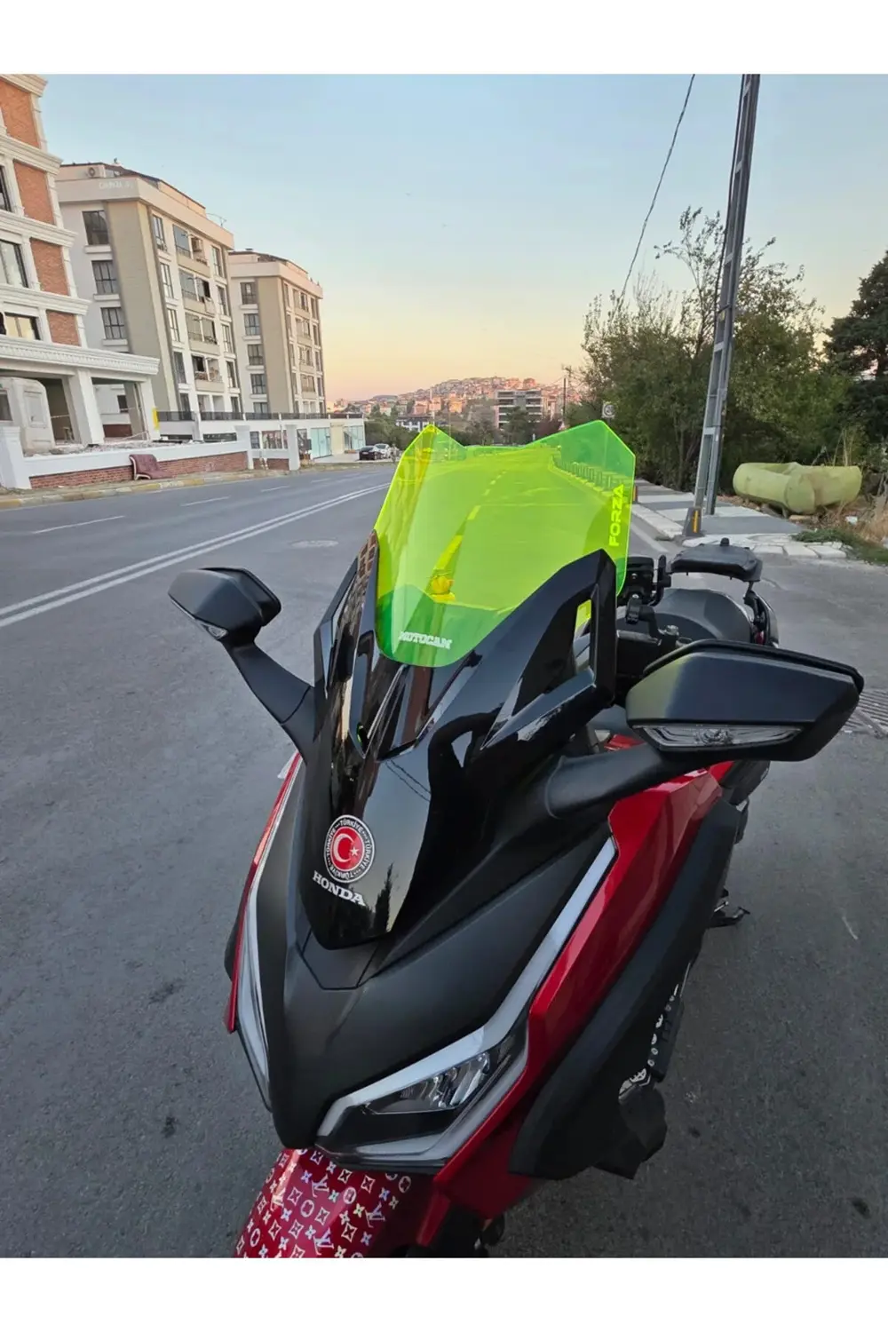 Honda Forza 250 Ön Cam 2021-2025 Model 43cm Neon Sarı Renkli 4mm