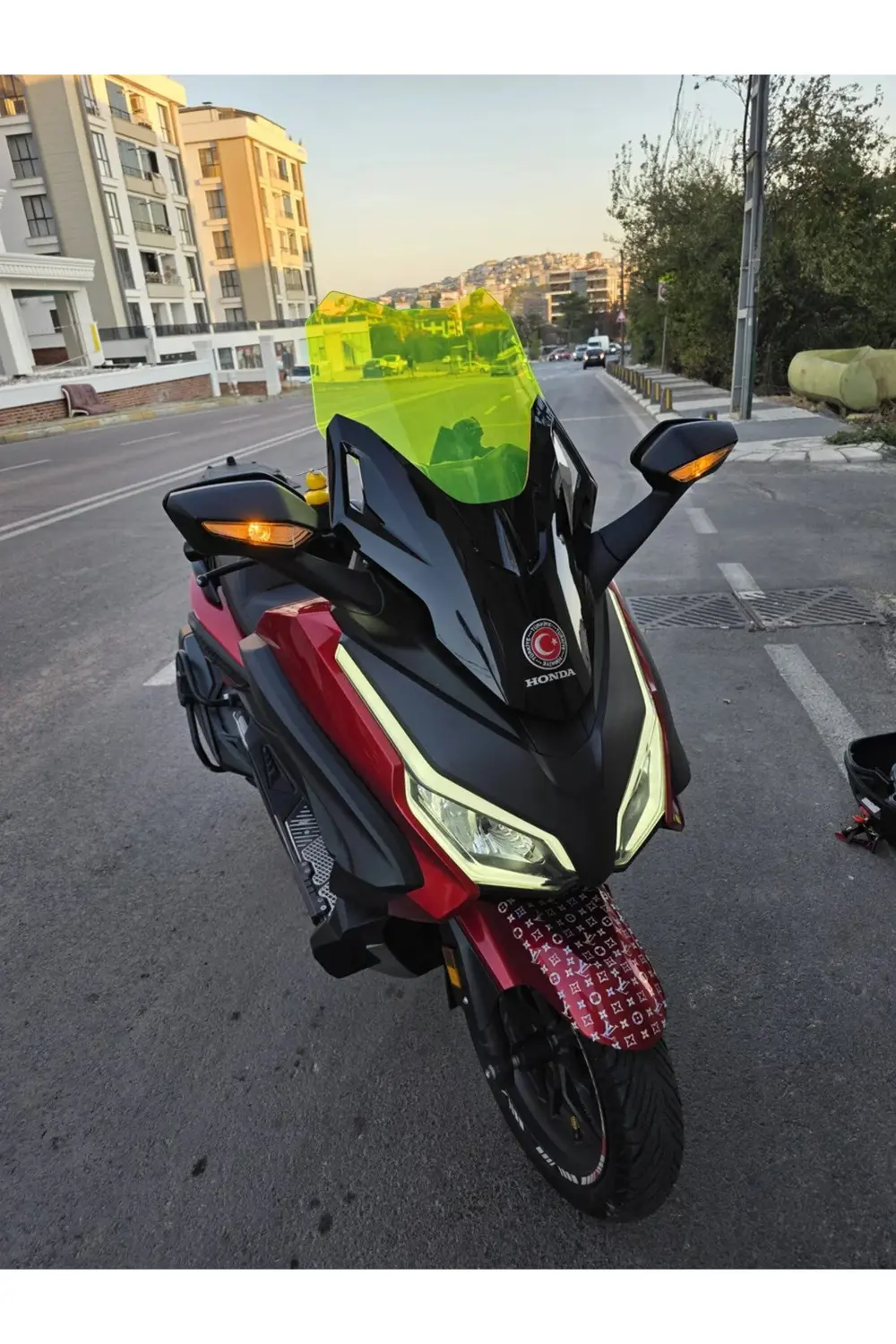 Honda Forza 250 Ön Cam 2021-2025 Model 43cm Neon Sarı Renkli 4mm