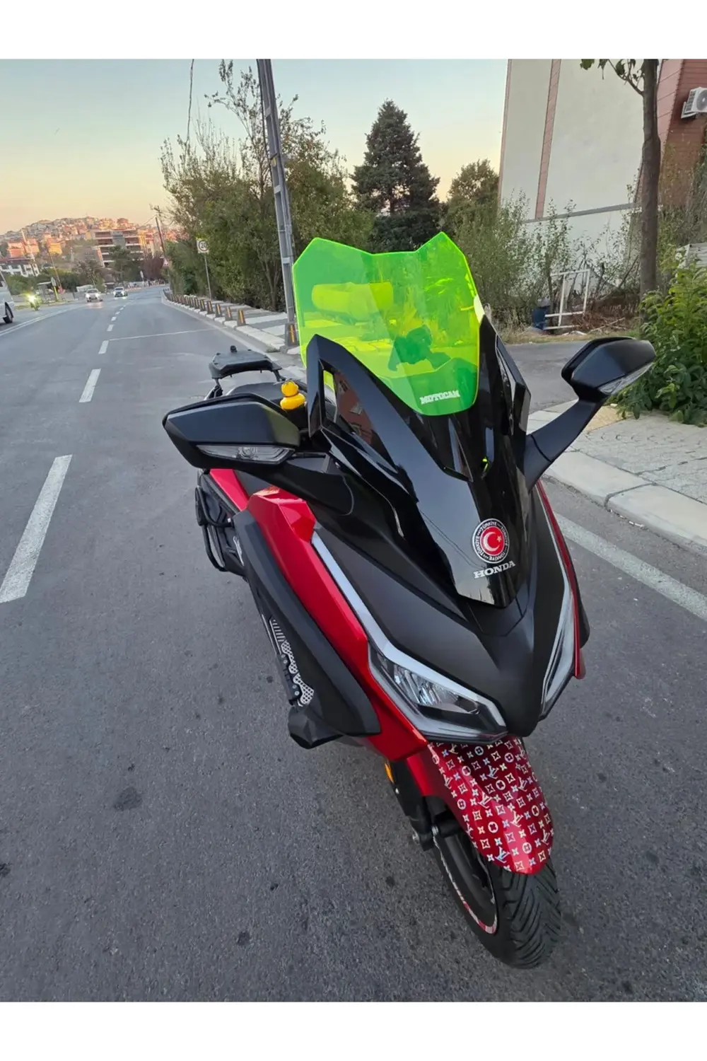 Honda Forza 250 Ön Cam 2021-2025 Model 43cm Neon Sarı Renkli 4mm