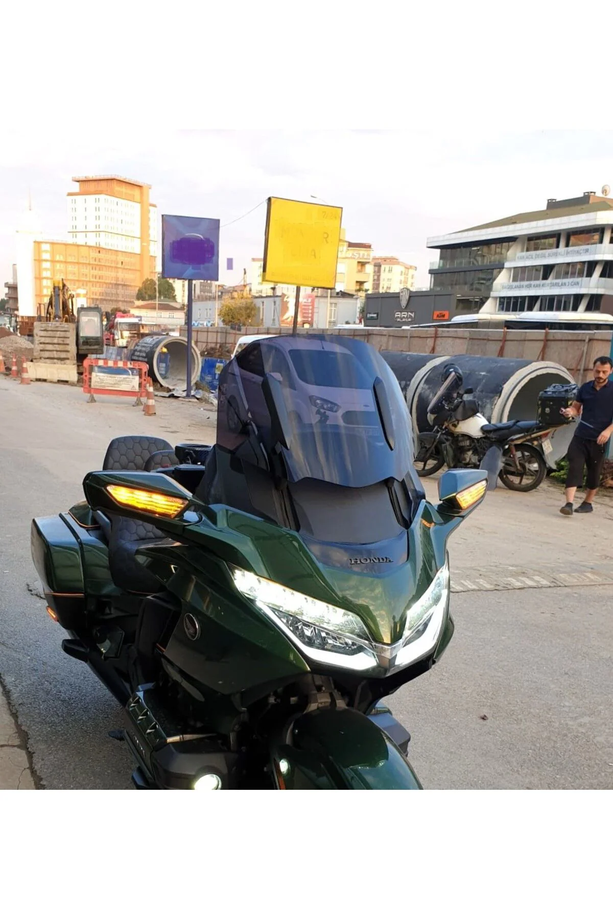 Honda Goldwing Bagger Ön Cam 2018-2023 Model 38cm Siyah Renkli 4mm ORTA BOYLU