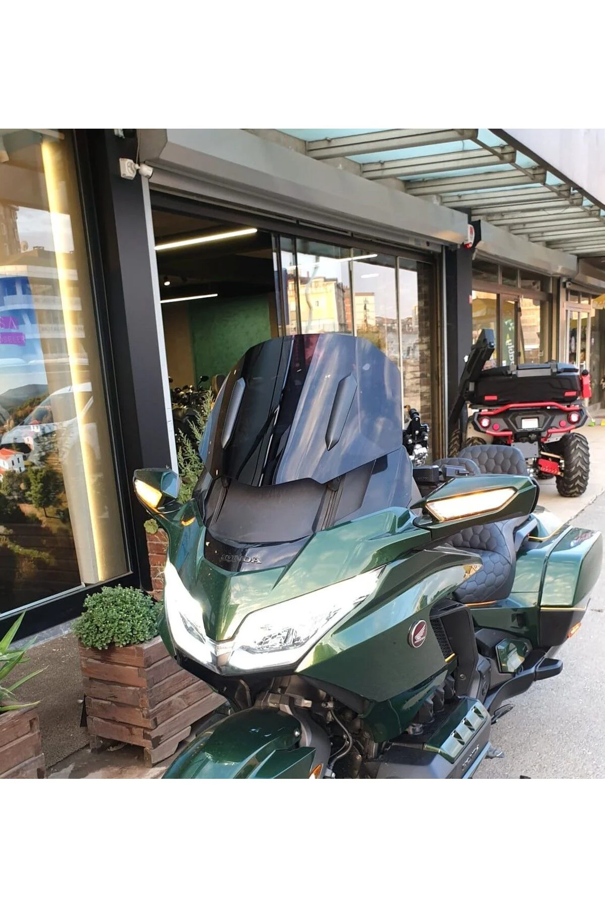 Honda Goldwing Bagger Ön Cam 2018-2023 Model 38cm Siyah Renkli 4mm ORTA BOYLU