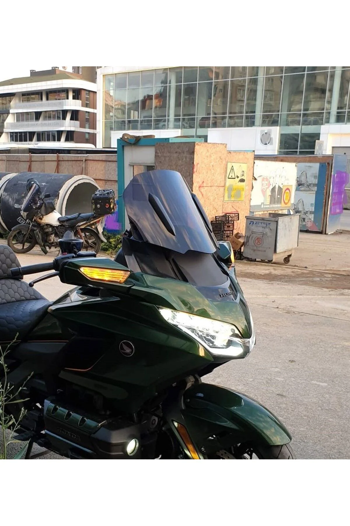 Honda Goldwing Bagger Ön Cam 2018-2023 Model 38cm Siyah Renkli 4mm ORTA BOYLU