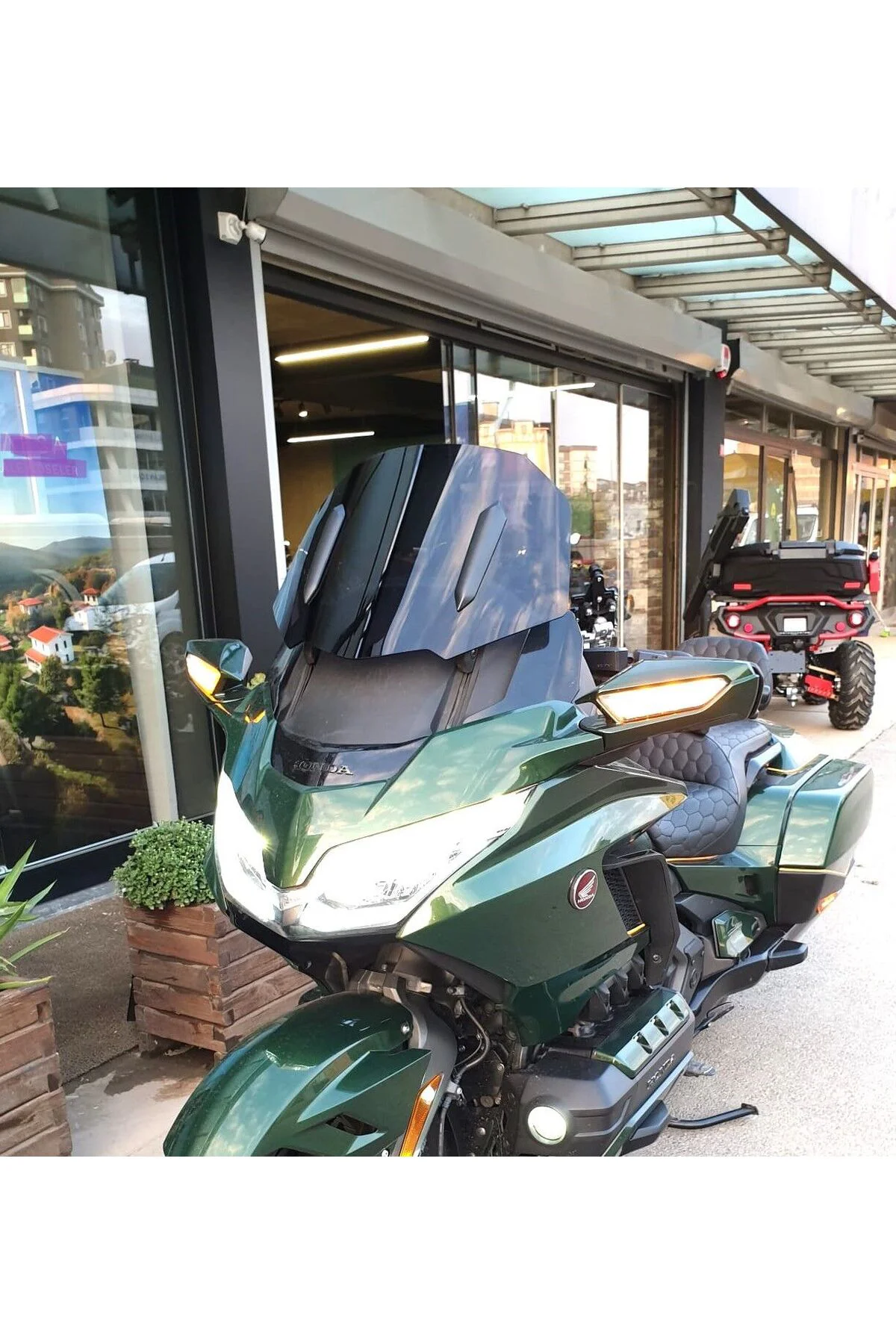 Honda Goldwing Bagger Ön Cam 2018-2023 Model 38cm Siyah Renkli 4mm ORTA BOYLU