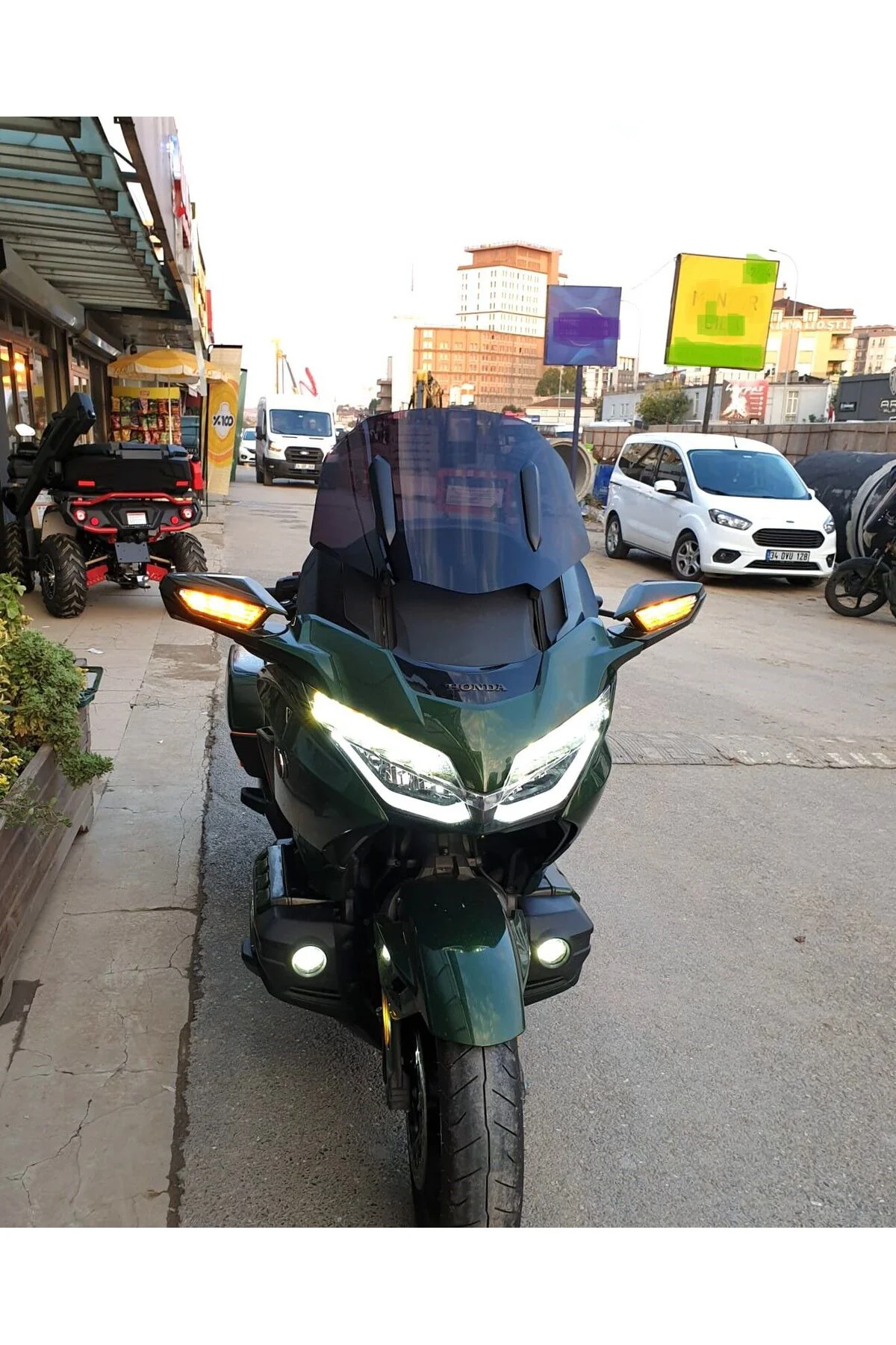 Honda Goldwing Bagger Ön Cam 2018-2023 Model 38cm Siyah Renkli 4mm ORTA BOYLU