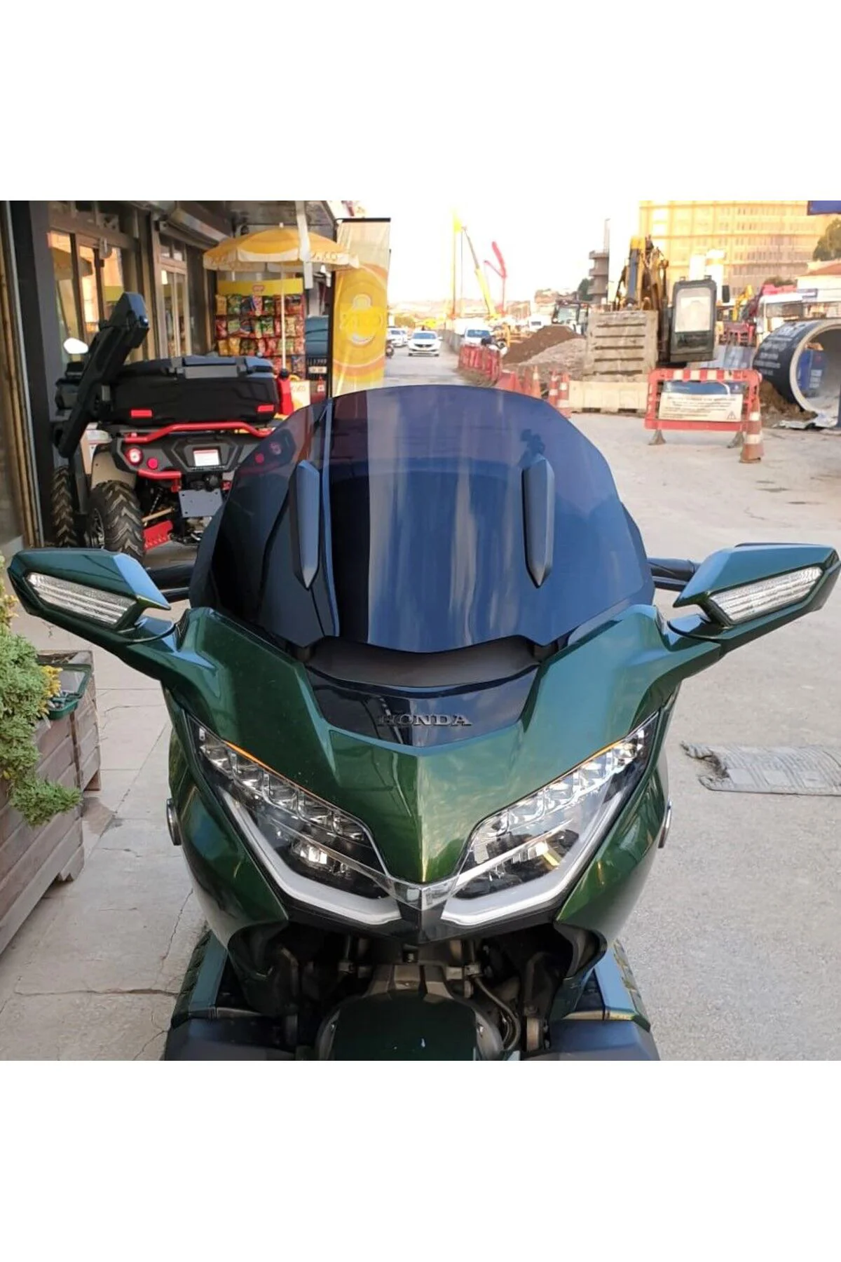Honda Goldwing Bagger Ön Cam 2018-2023 Model 38cm Siyah Renkli 4mm ORTA BOYLU