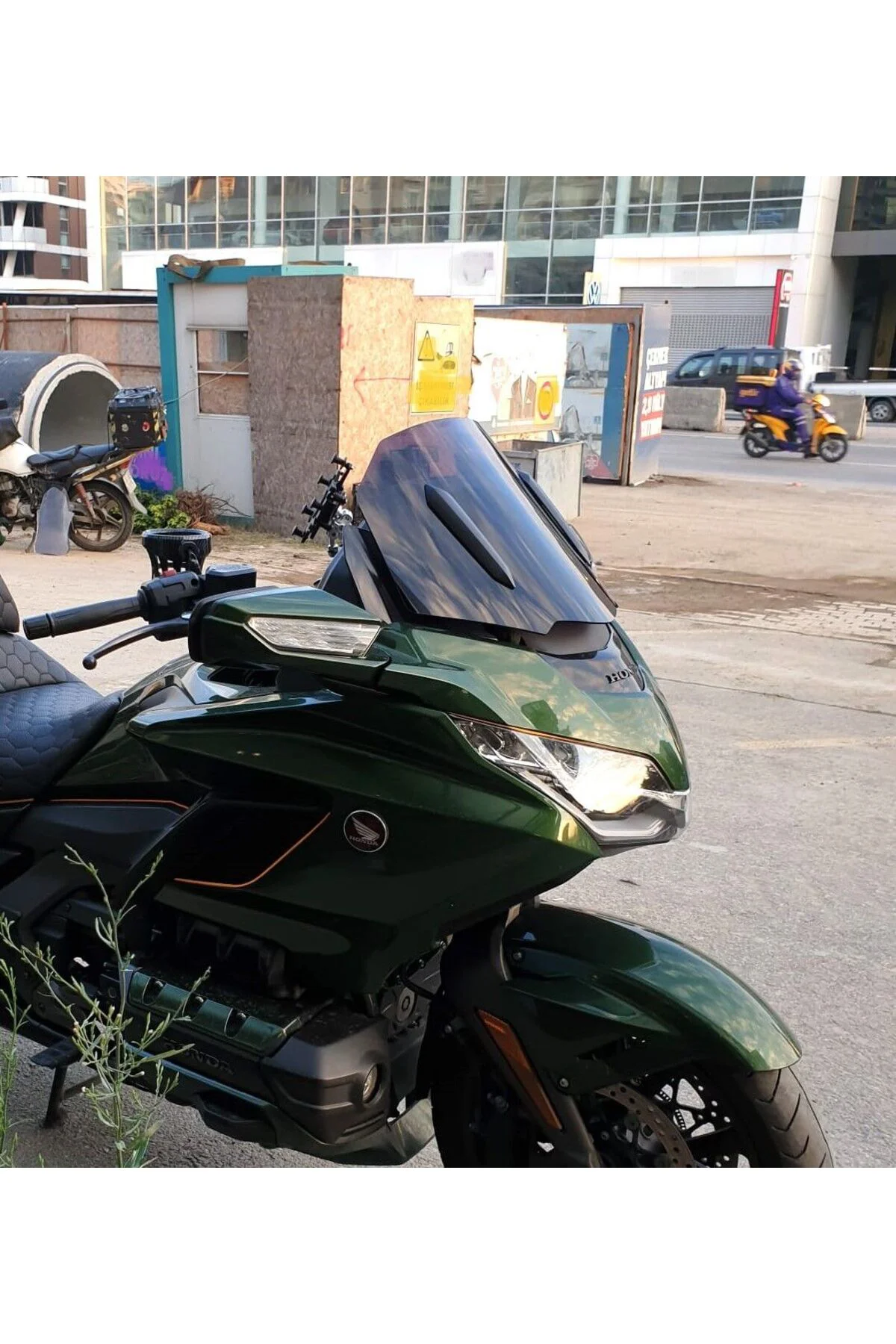 Honda Goldwing Bagger Ön Cam 2018-2023 Model 38cm Siyah Renkli 4mm ORTA BOYLU