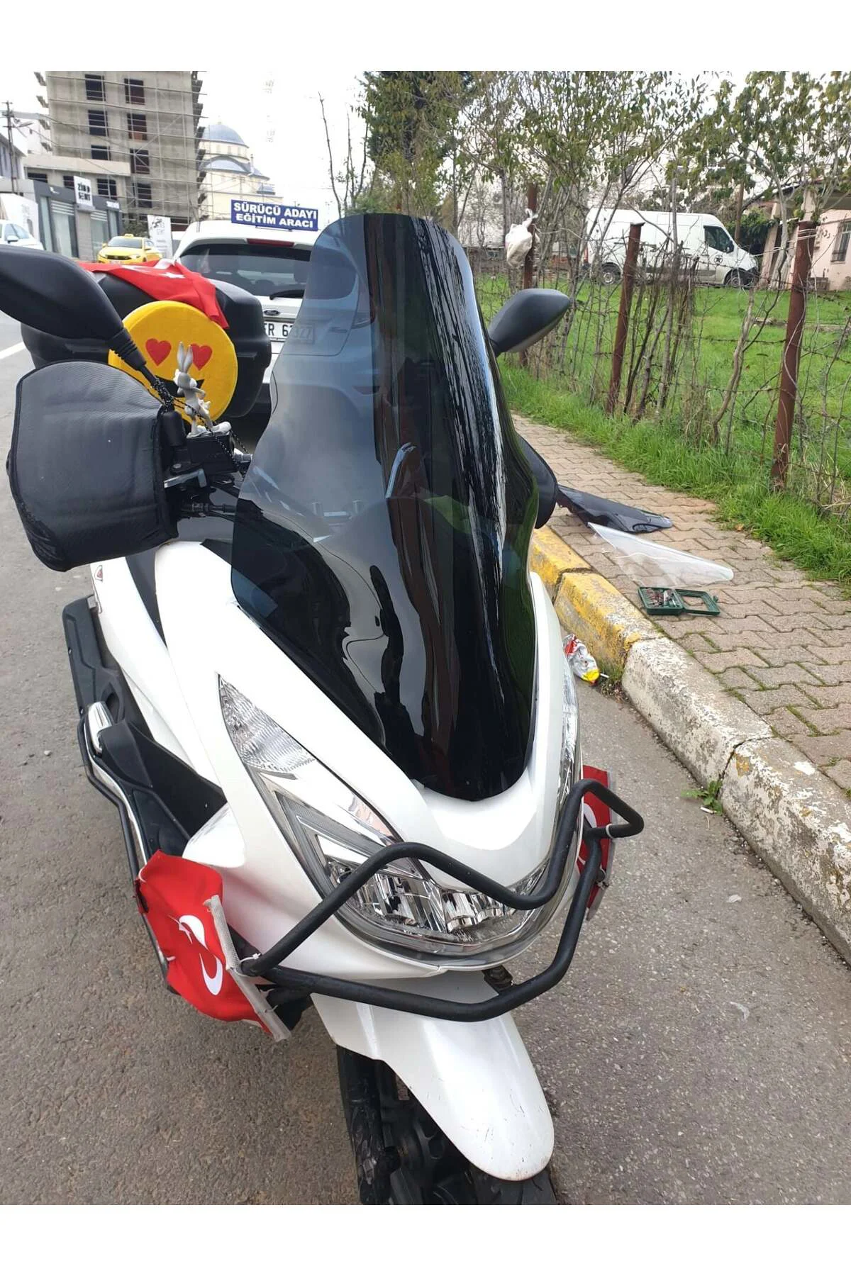 Honda PCX Ön Cam 2014-2017 Model 65cm Siyah Renkli 4mm ORTA BOYLU