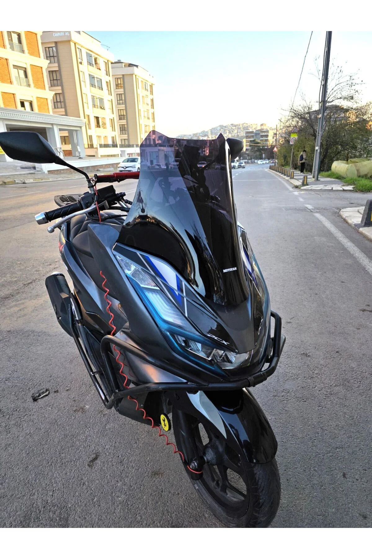 Honda PCX Ön Cam 2021-2024 Model 47cm Siyah Renkli 4mm SPORTİF