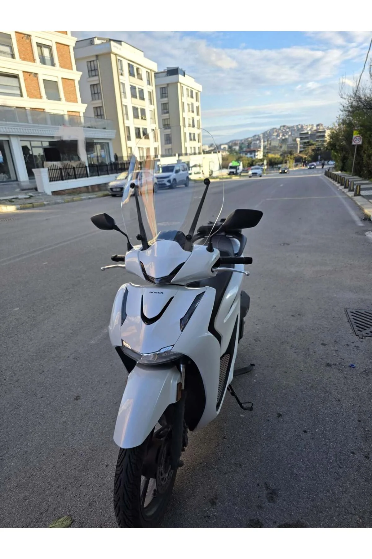 Honda SH 125 Ön Cam 2024-2026 Model 57cm Şeffaf Renkli 4mm APARATSIZ - Görsel 3
