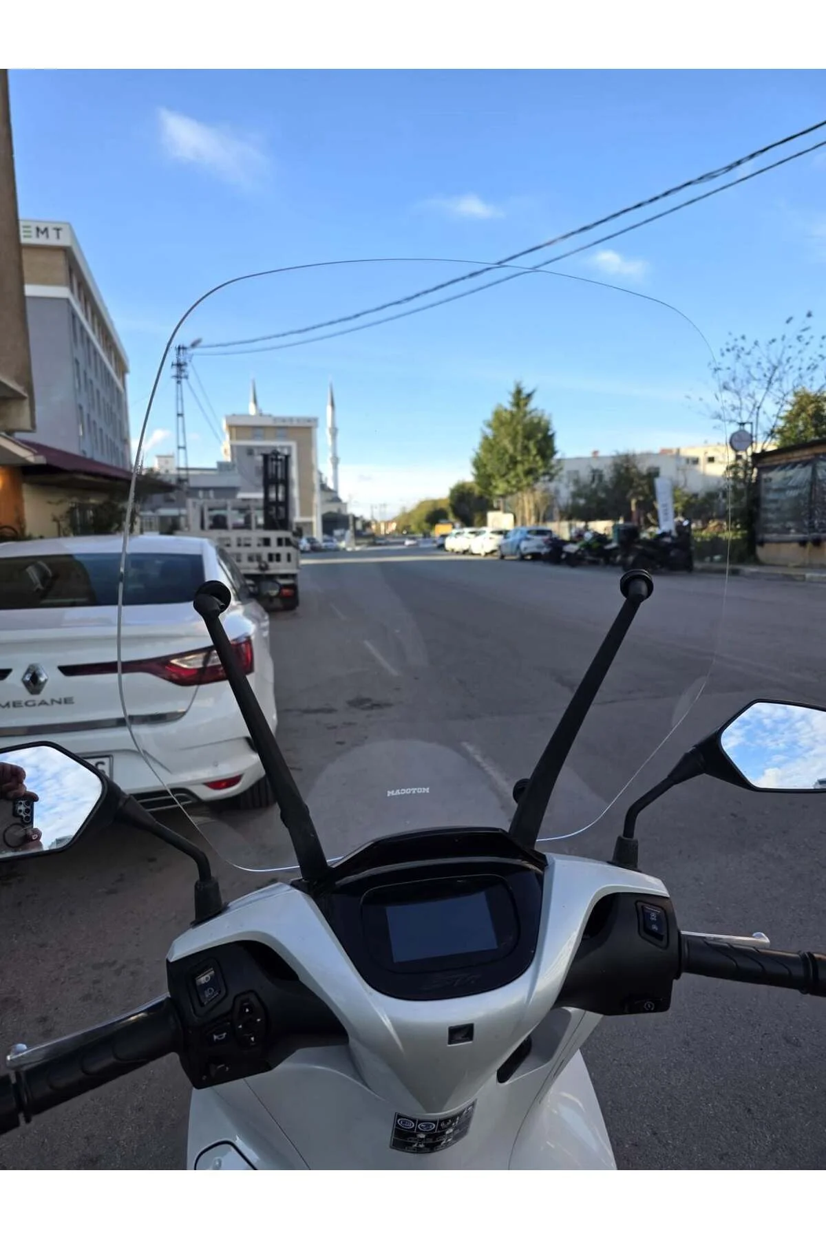 Honda SH 125 Ön Cam 2024-2026 Model 57cm Şeffaf Renkli 4mm APARATSIZ - Görsel 4