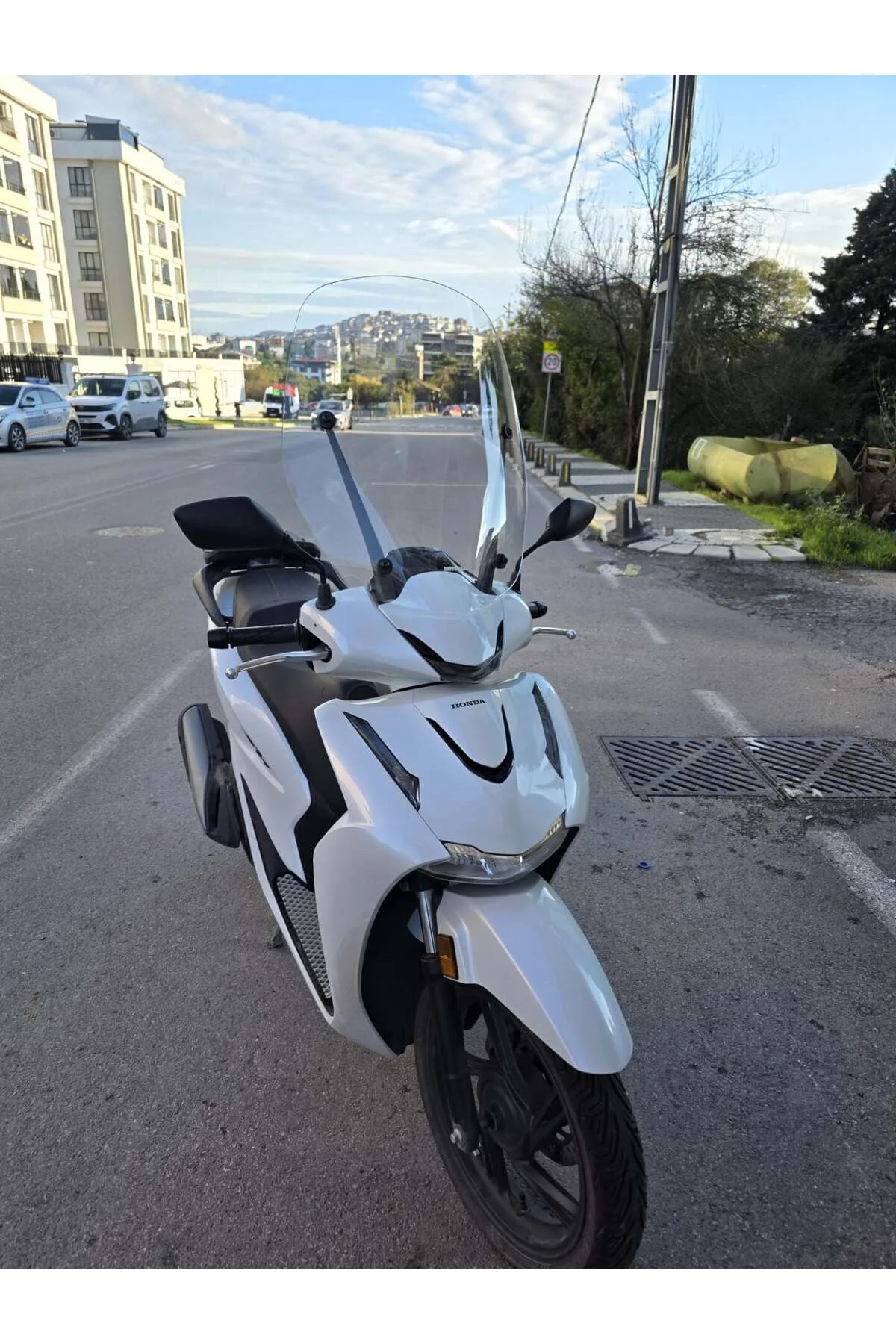Honda SH 125 Ön Cam 2024-2026 Model 57cm Şeffaf Renkli 4mm APARATSIZ - Görsel 6
