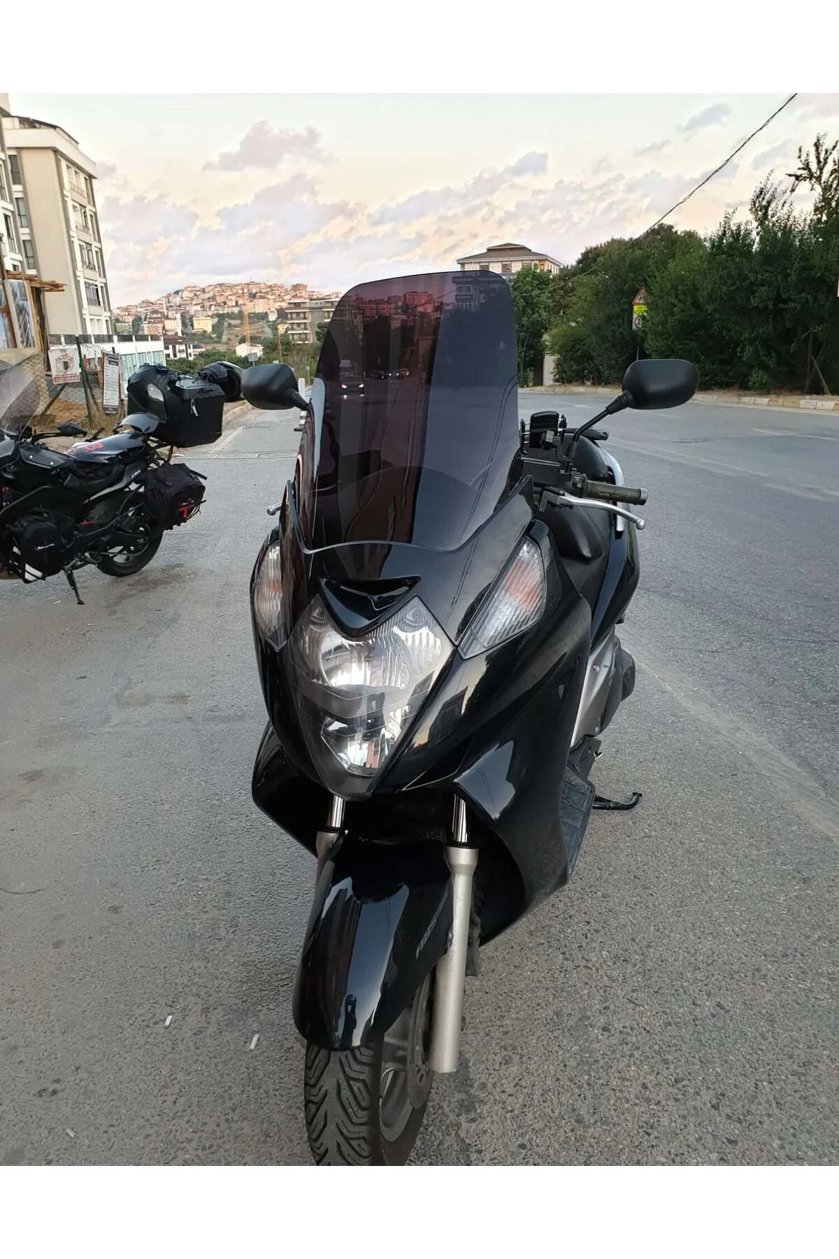 Honda Silverwing SWT 400 Ön Cam 2006-2009 Model 56cm Siyah Renkli