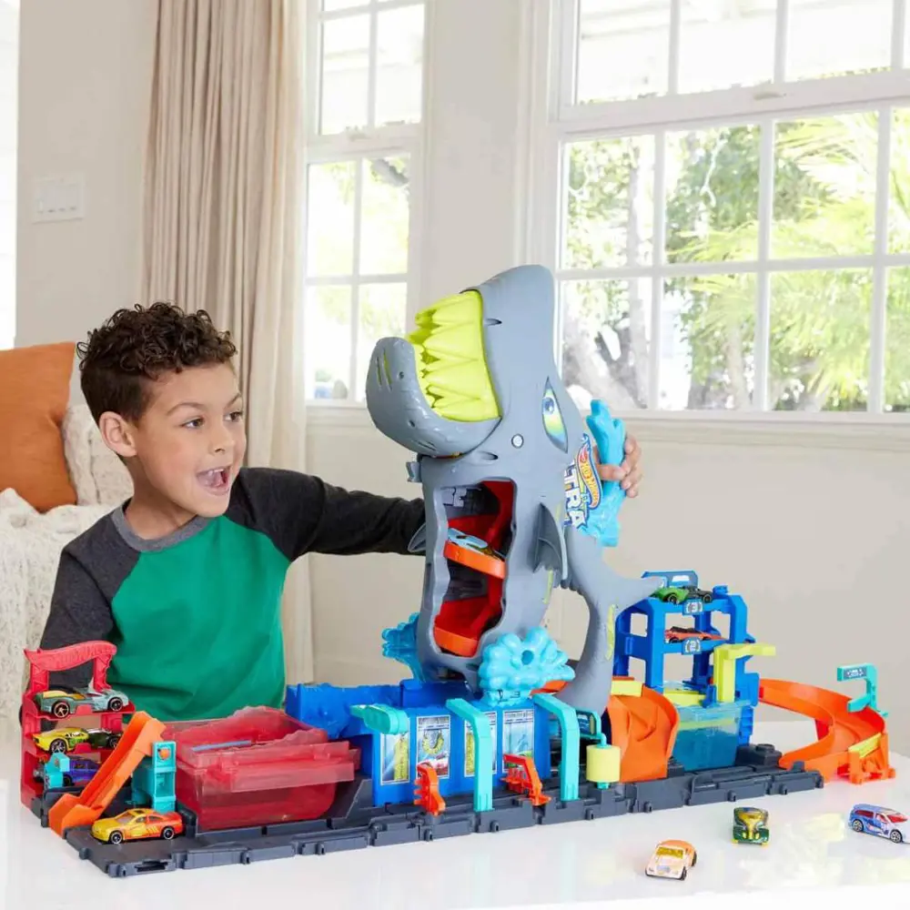 Hot Wheels Şehri Muhteşem Köpek Balığı Araba Yıkama Oyun Seti HTN