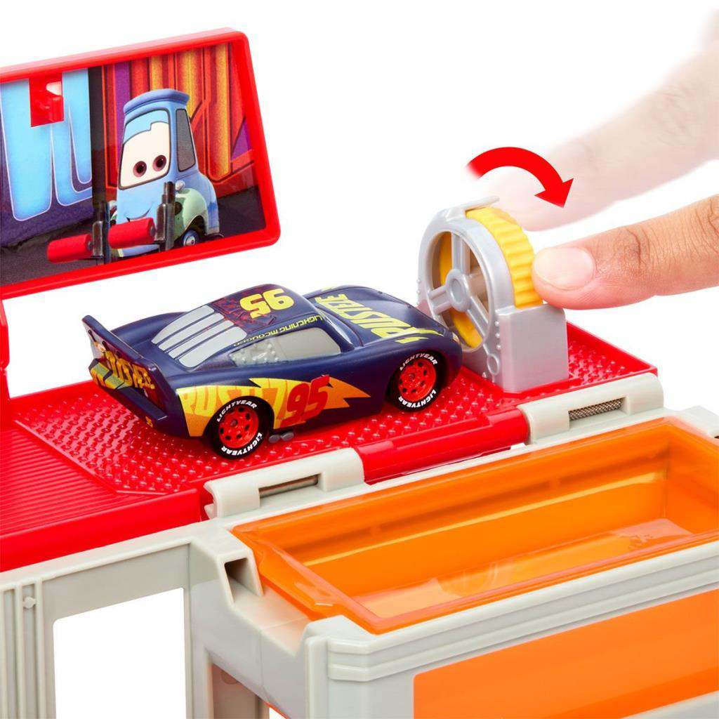 HPD82 Cars Mack Tır - Renk Değişimi Eğlencesi Oyun Seti HPD82 Cars Mack Tır - Renk Değişimi Eğlencesi Oyun Seti
