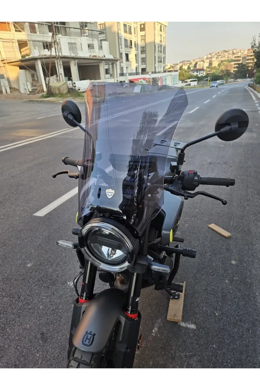 Husqvarna Svartpilen 250-401 Ön Cam 2020-2025 Model 47cm Füme Ren