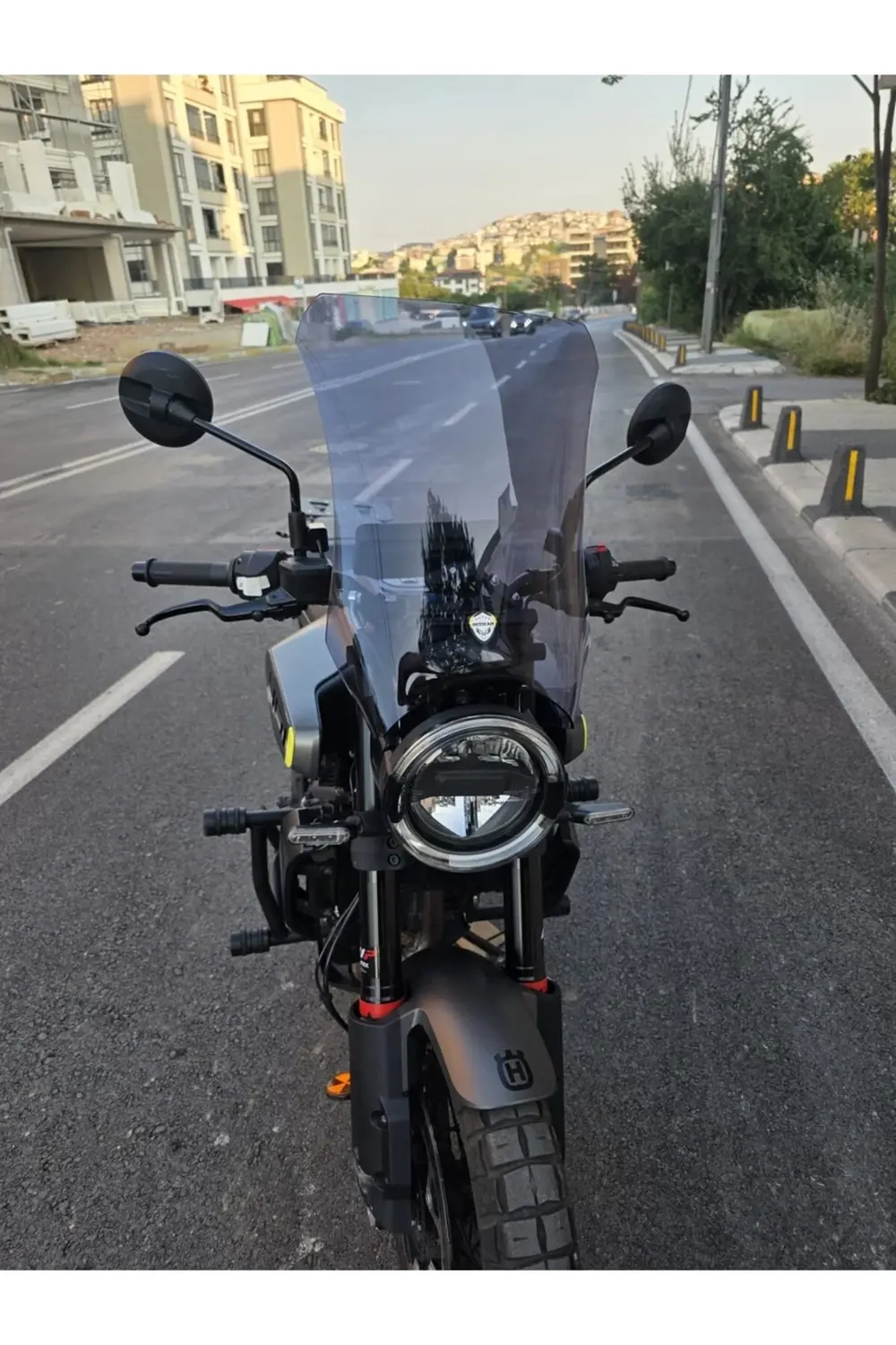 Husqvarna Svartpilen 250-401 Ön Cam 2020-2025 Model 47cm Füme Ren