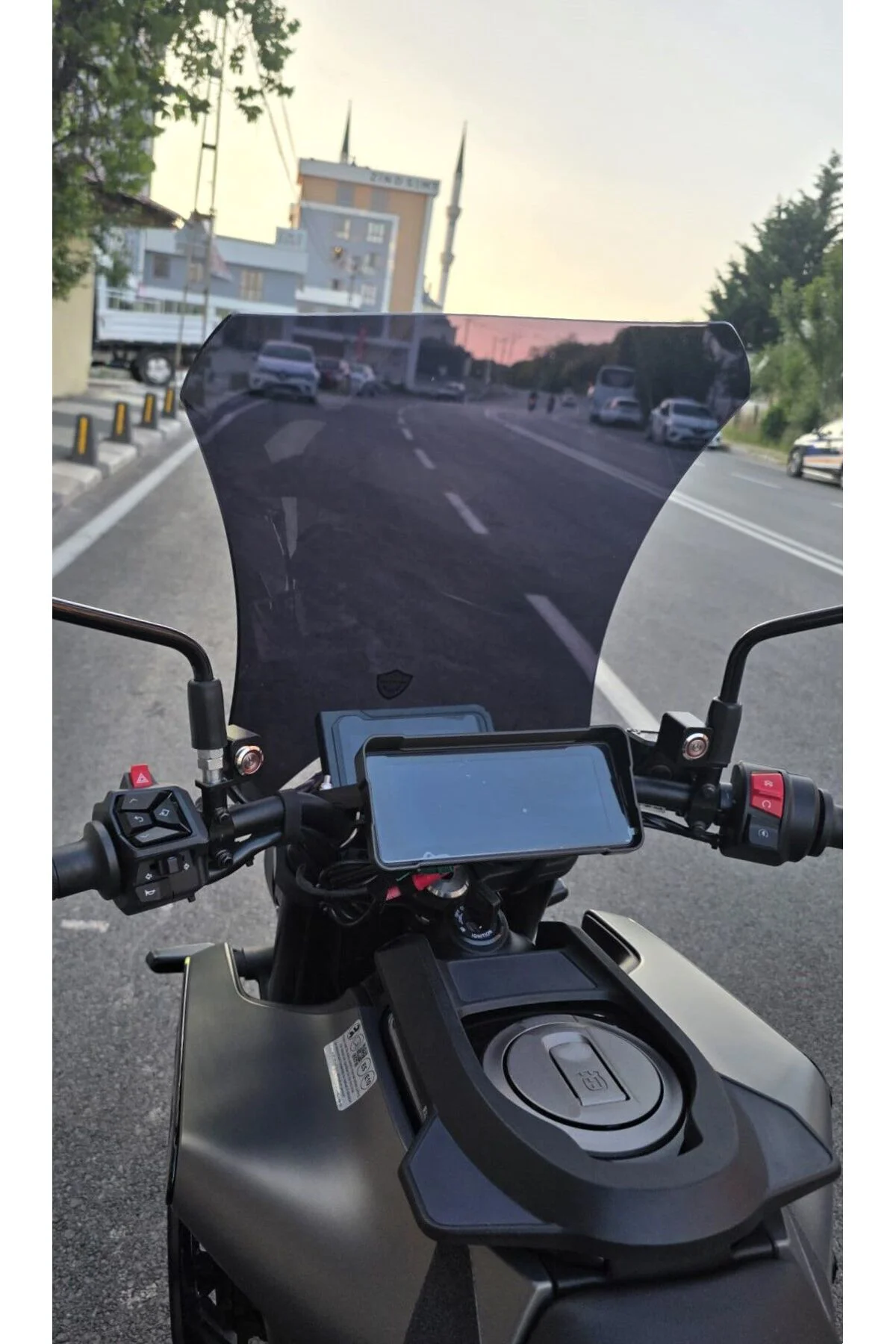 Husqvarna Svartpilen 401 Ön Cam 2024-2026 Model 47cm Siyah Renkli 4mm