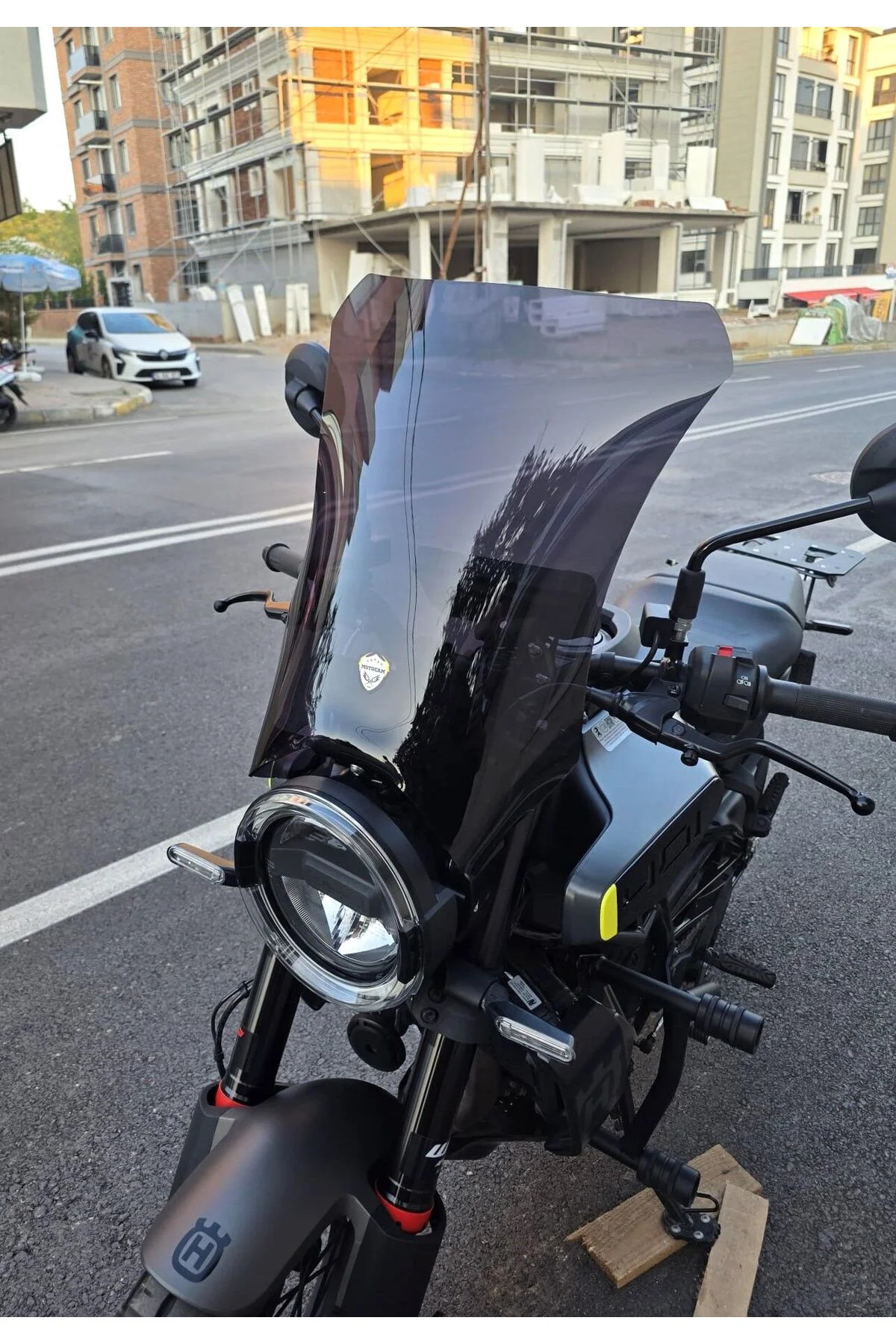 Husqvarna Svartpilen 250 Ön Cam 2024-2026 Model 47cm Siyah Renkli