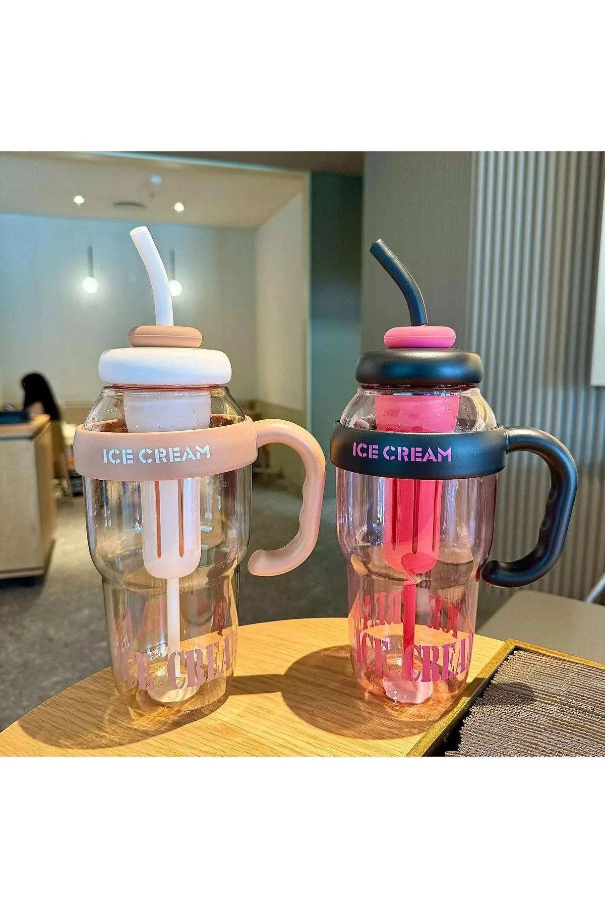 ICE CREAM Tasarımlı Pipetli Suluk – 1.3 Litre Büyük Hacimli, Şeff