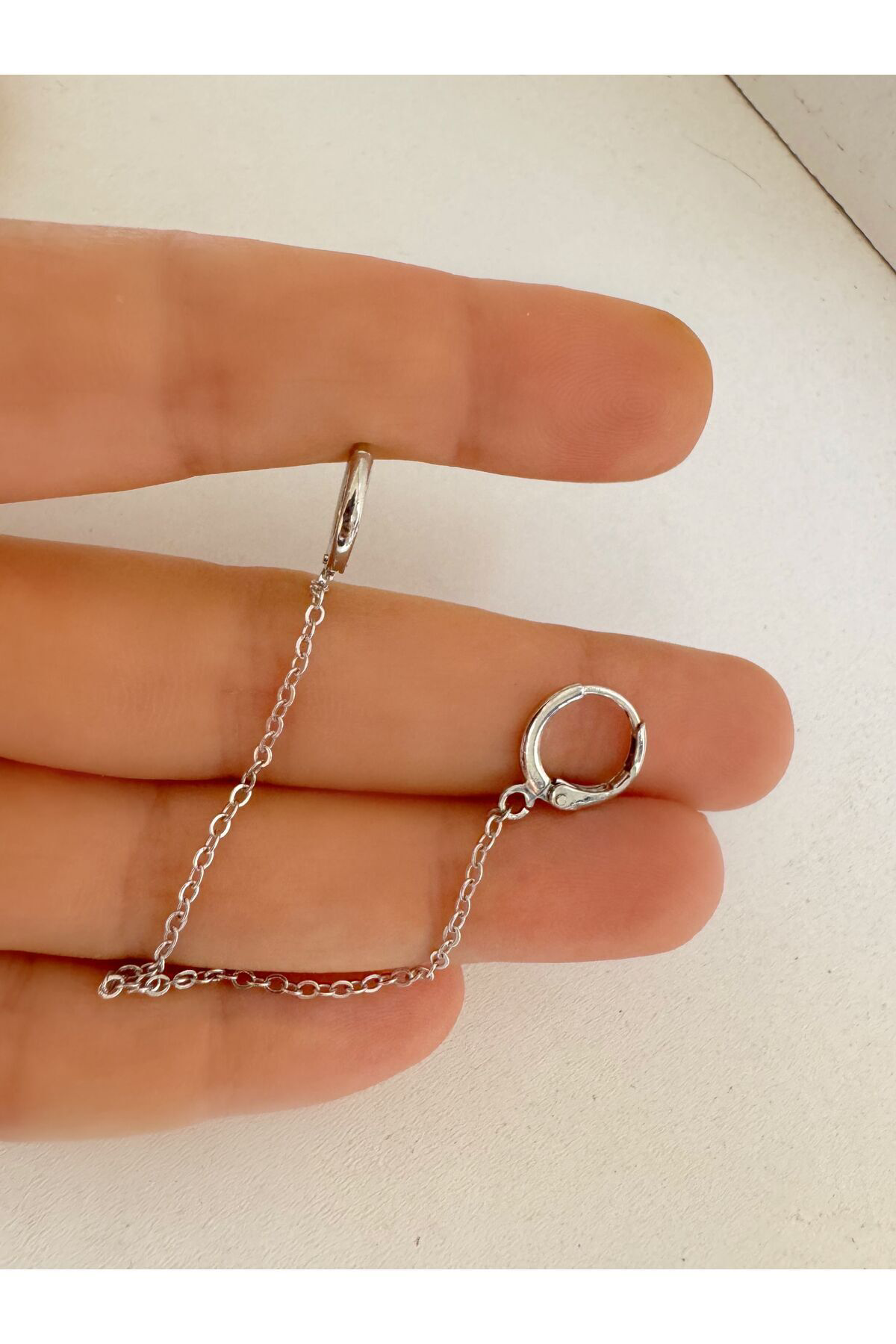 İkili zincirli gümüş renk halka küpe