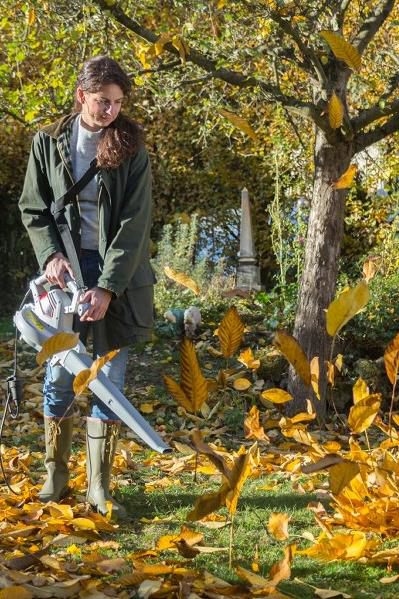 İkra ILS 3000 Elektrikli Yaprak Toplama Ve Üfleme Makinası 3000 W