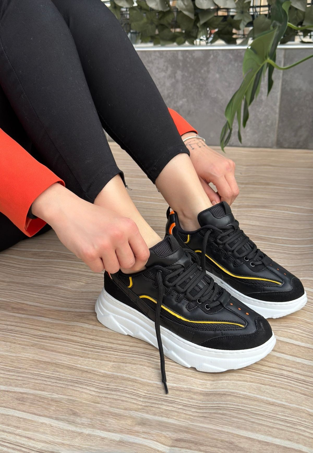 Imkea Siyah Cilt Hardal Detaylı Spor Ayakkabı Imkea Siyah Cilt Hardal Detaylı Spor Ayakkabı