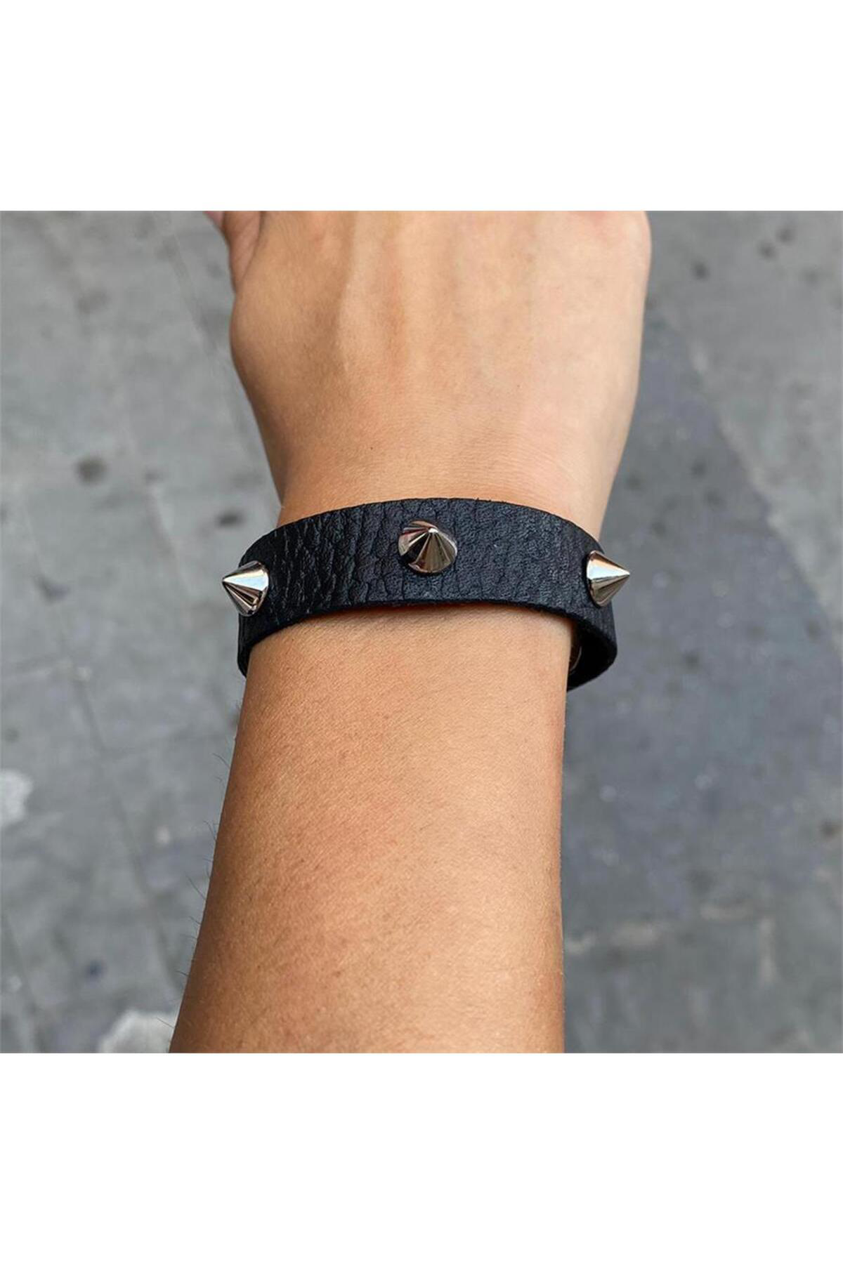 İnce Piramit Metal Detaylı Deri Bileklik