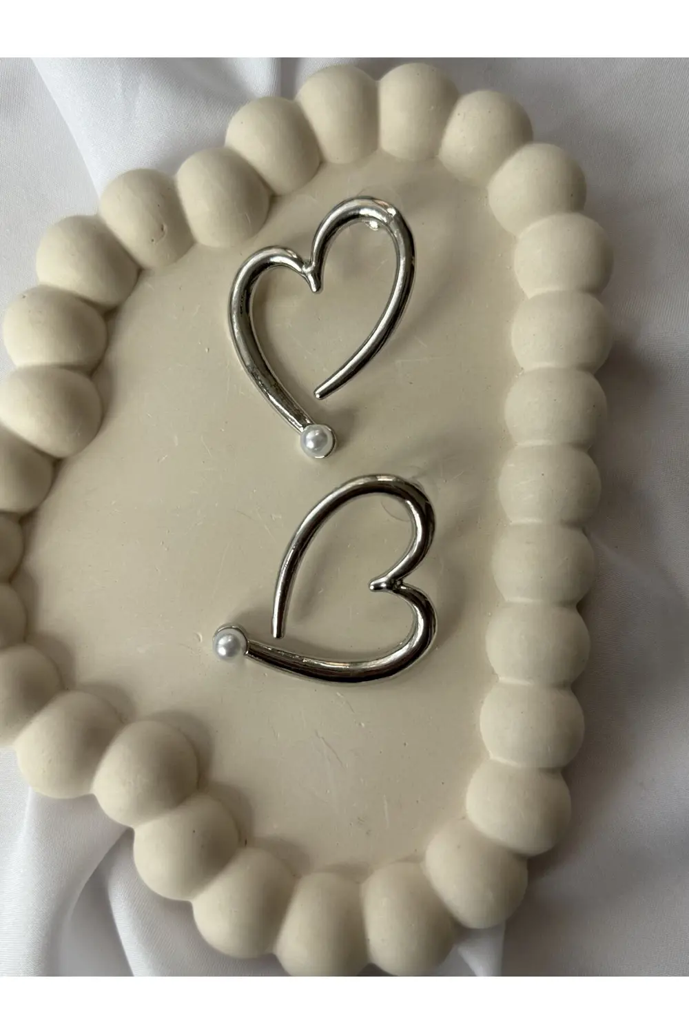 Atelier Emine İnci Detaylı Kalp Küpe