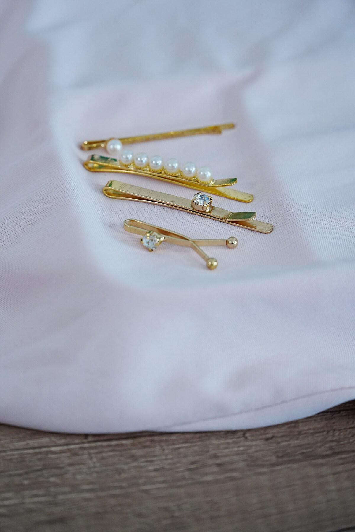 İncili Altın Renk Yan Toka Kombini 4lü