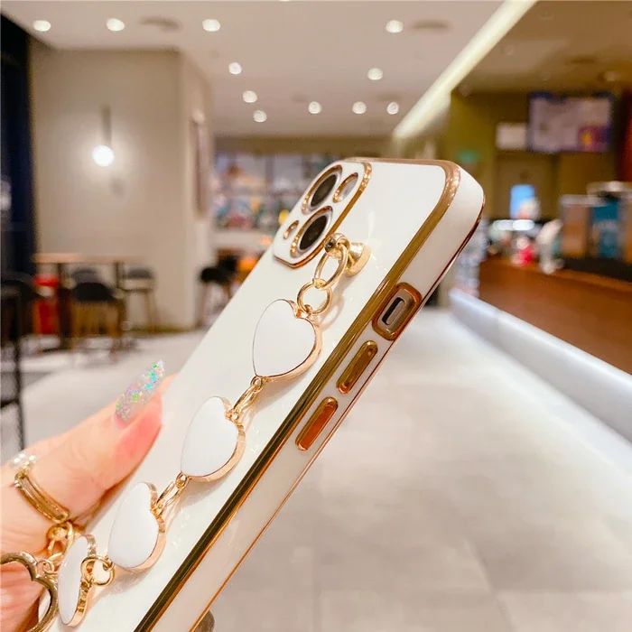 iPhone 13 6.1 Askılı Silikon Kılıf - Kalp Bileklikli ve Kamera Korumalı